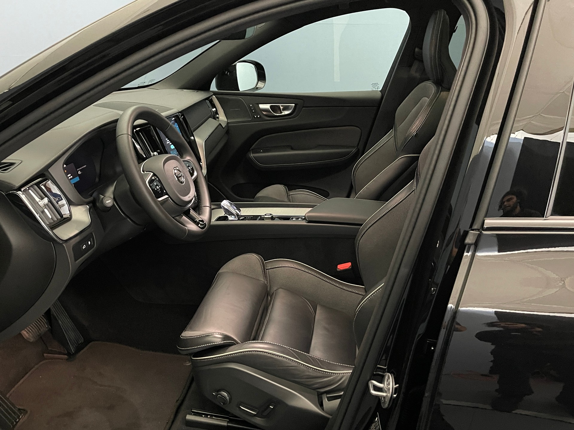 VOLVO XC60 2.0 T8 TE XCENTRIC Black Edition eAWD-image-8