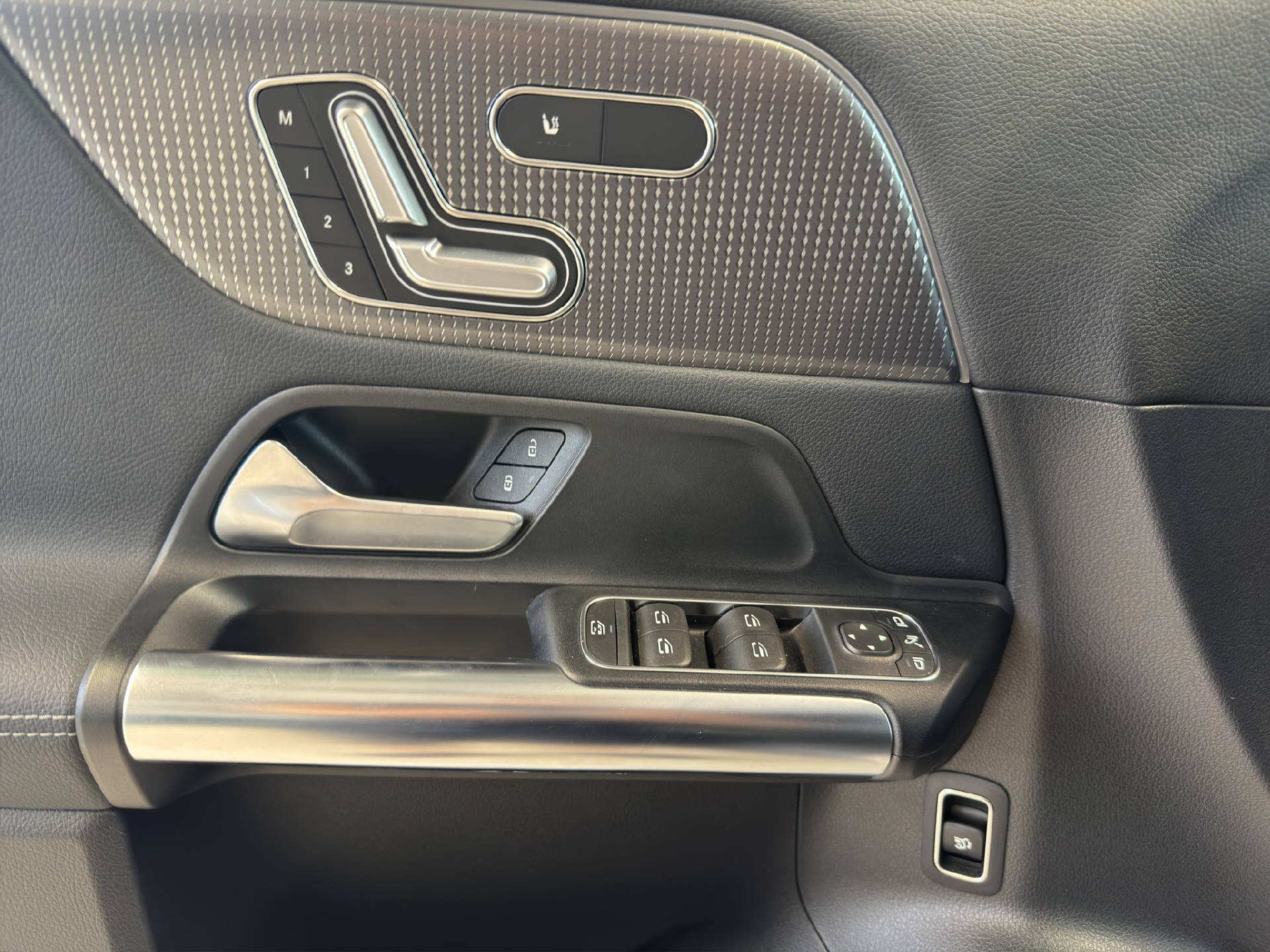 MERCEDES-BENZ EQA 250 Electric Art Line-image-11