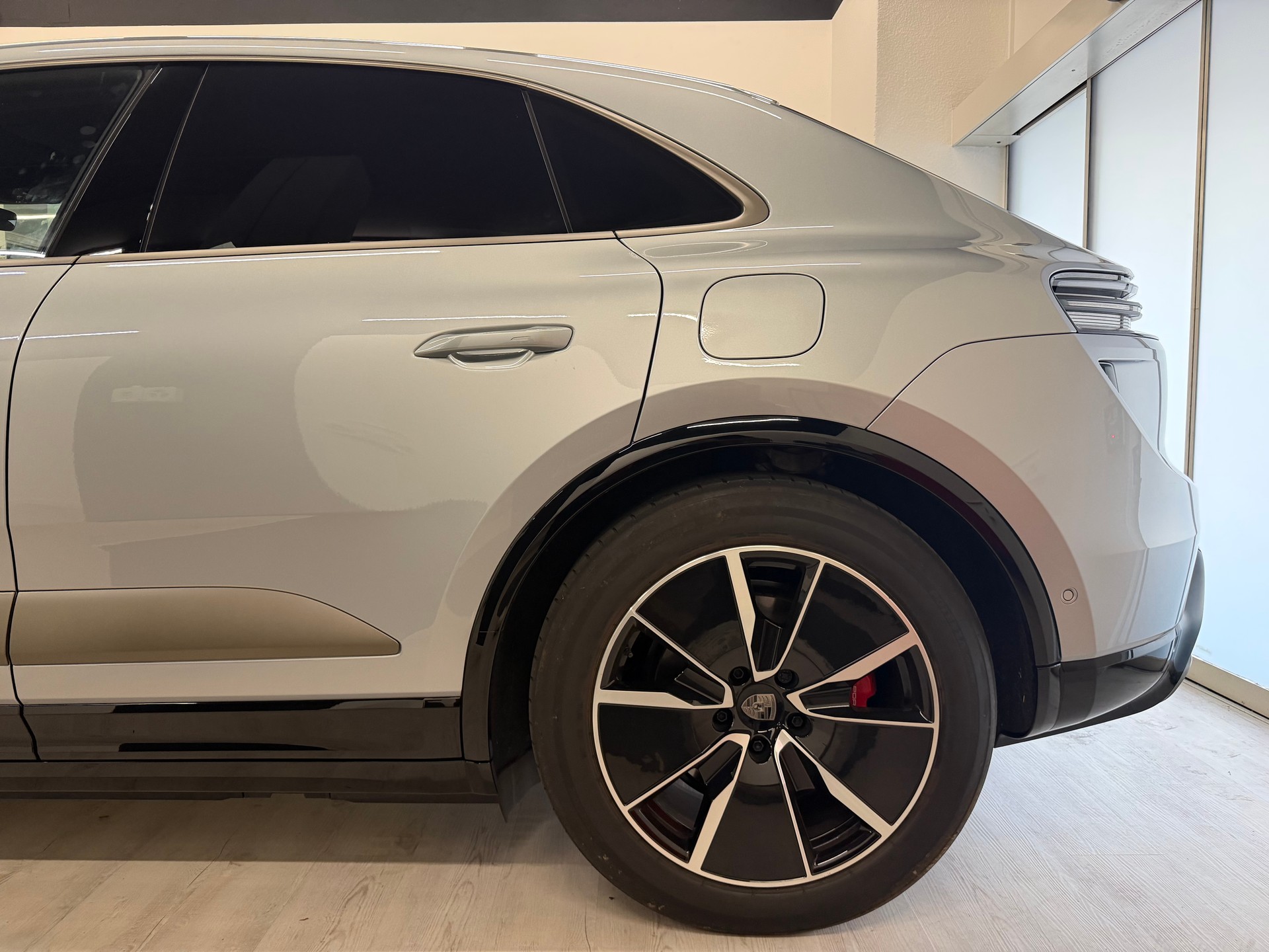 PORSCHE Macan Turbo 100kWh-image-9