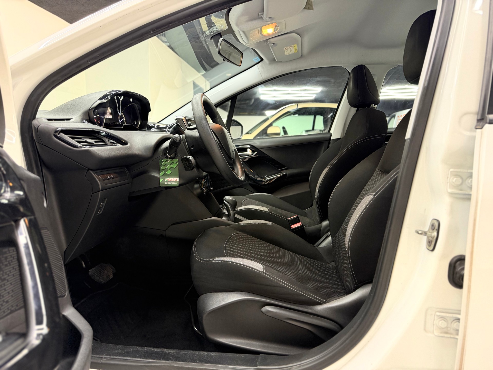 PEUGEOT 208 1.2 PureTech Style EAT6-image-7