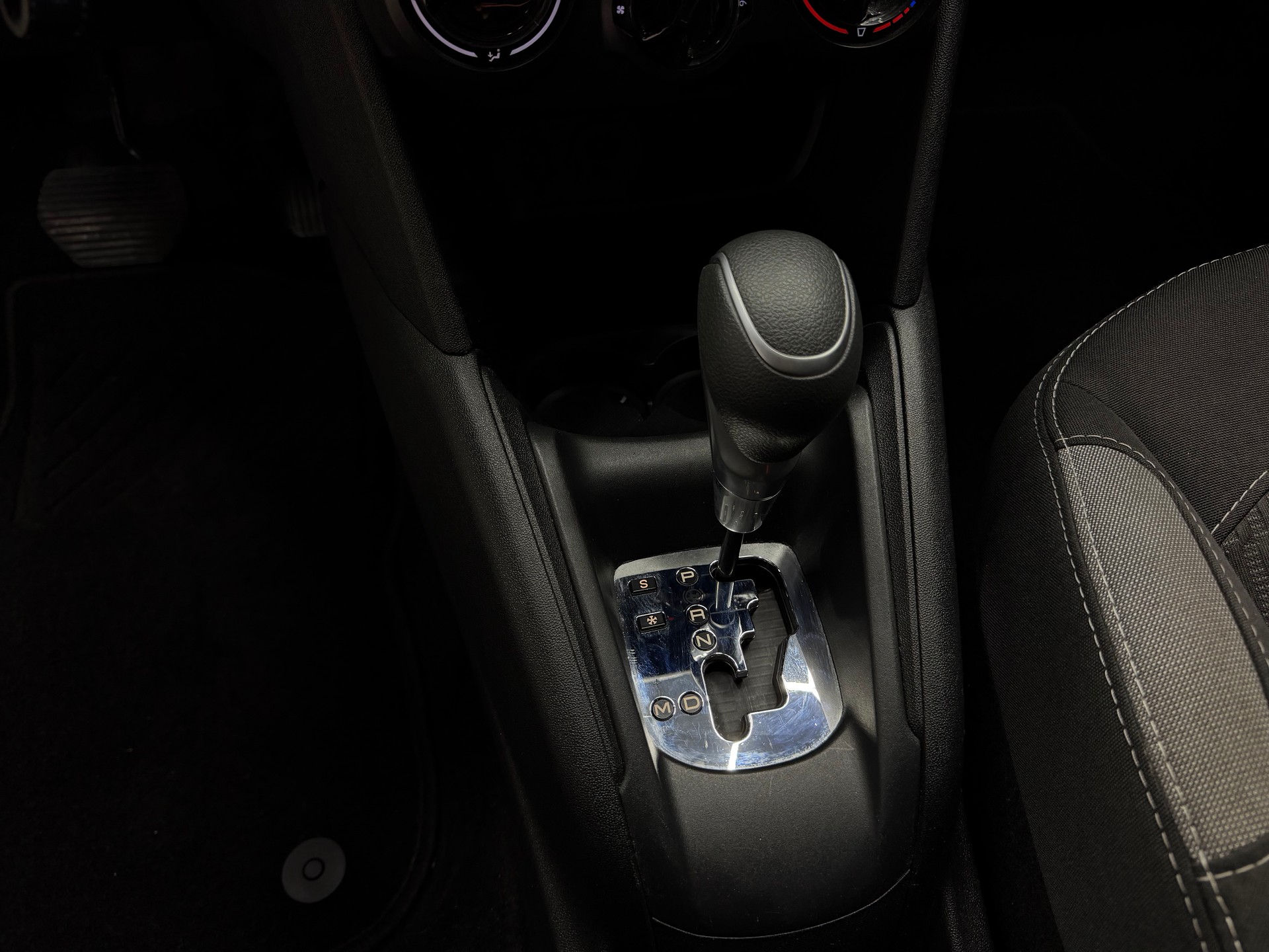 PEUGEOT 208 1.2 PureTech Style EAT6-image-15