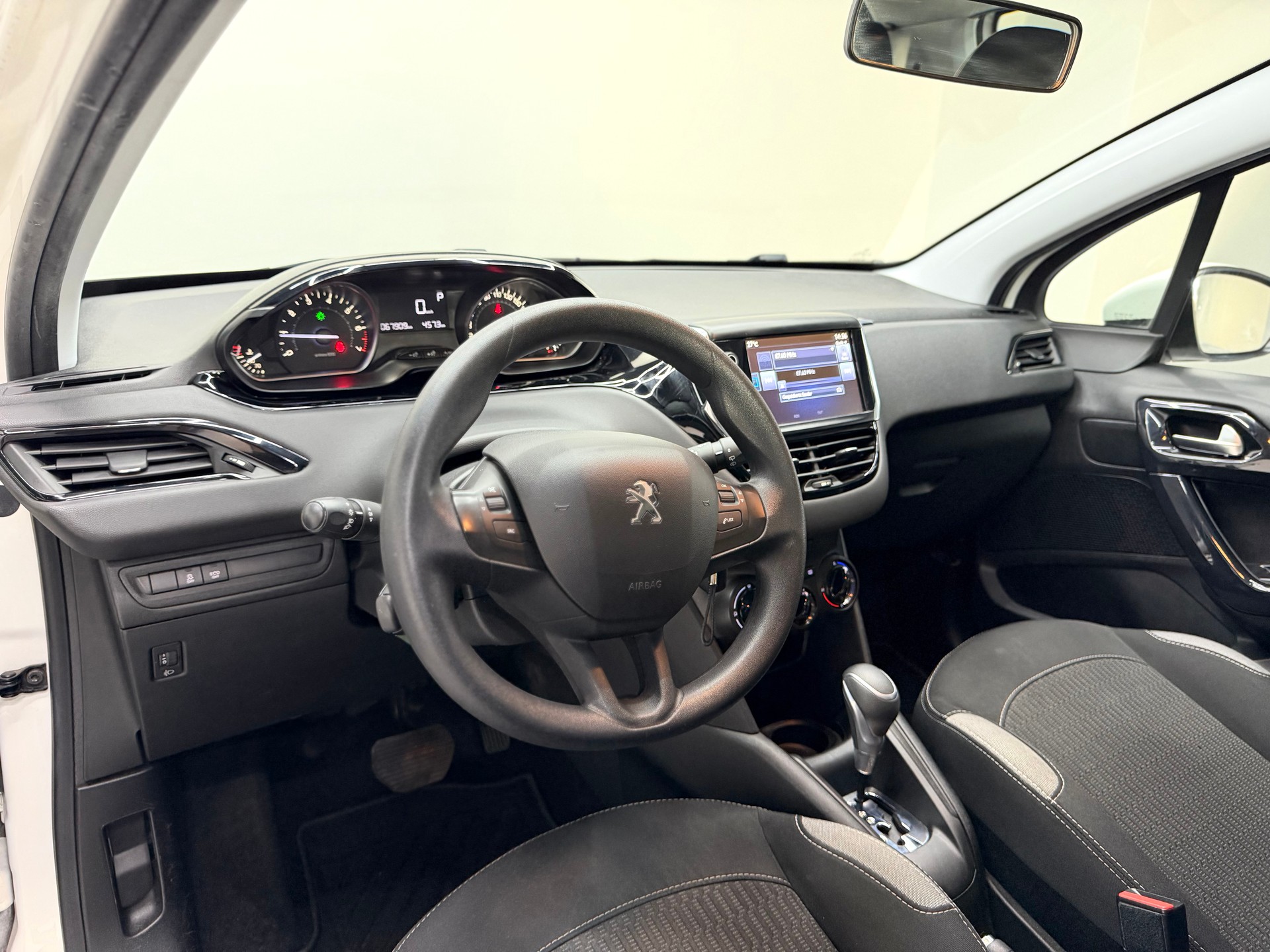 PEUGEOT 208 1.2 PureTech Style EAT6-image-8