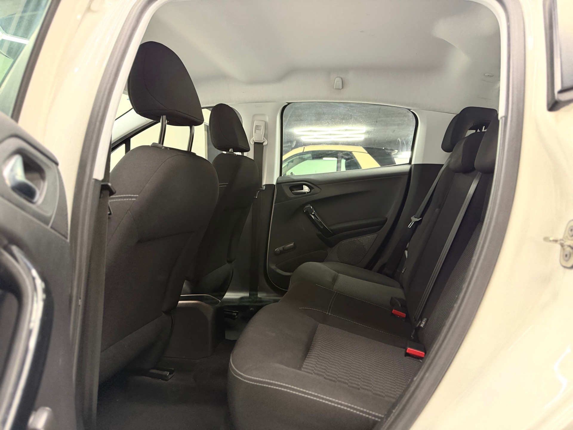 PEUGEOT 208 1.2 PureTech Style EAT6-image-11