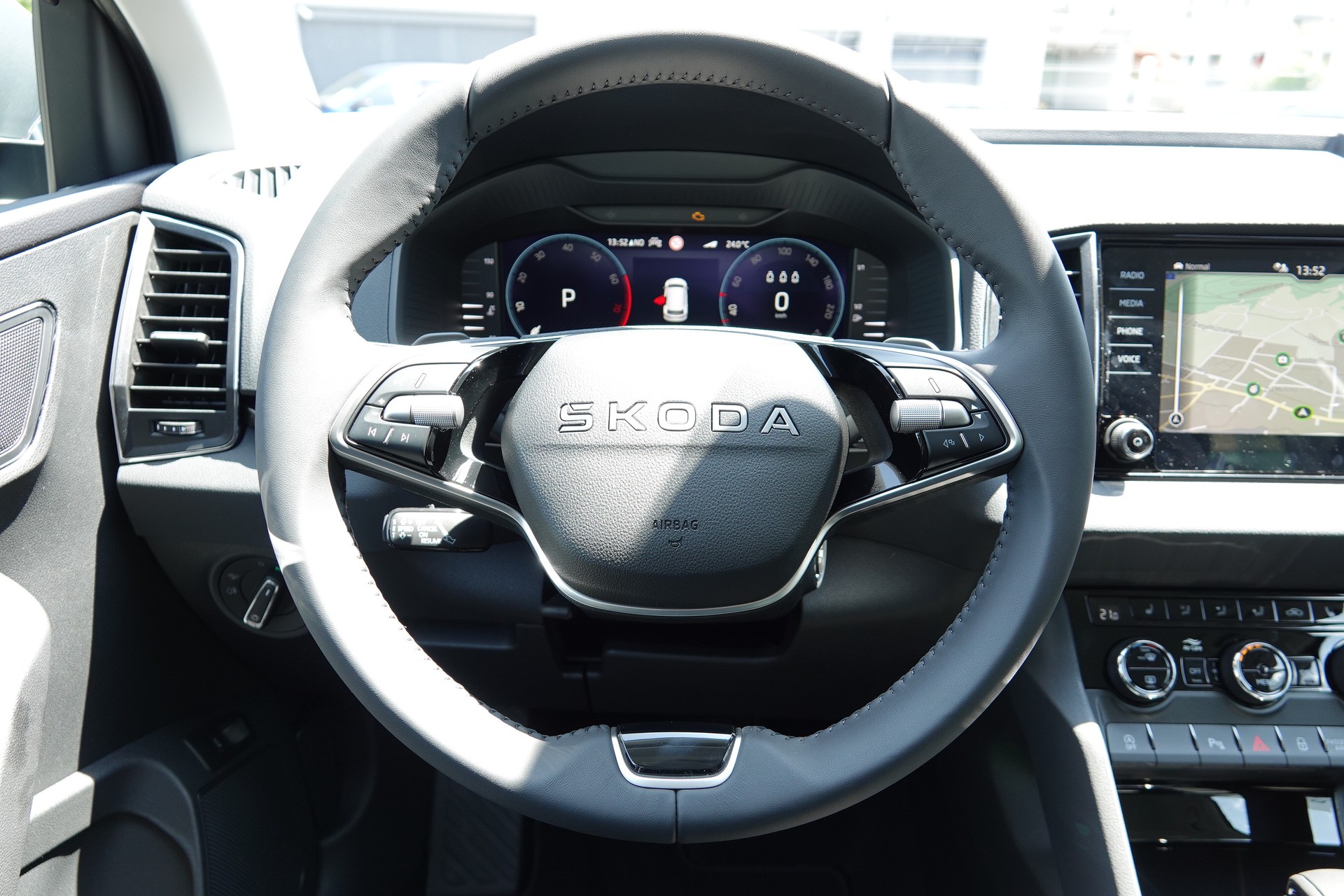 SKODA Karoq 1.5 TSI Dynamic DSG-image-12