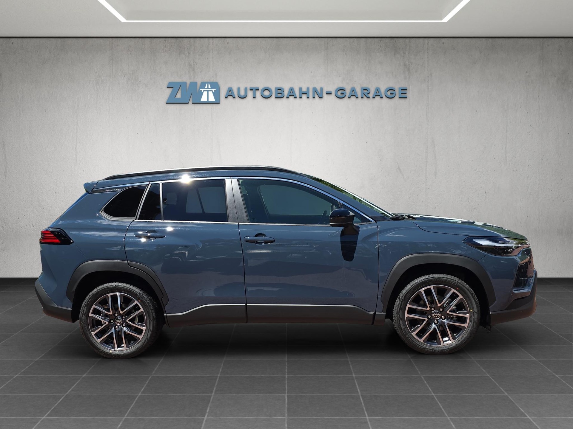 TOYOTA Corolla Cross 2.0 HSD Trend AWD-i-image-5