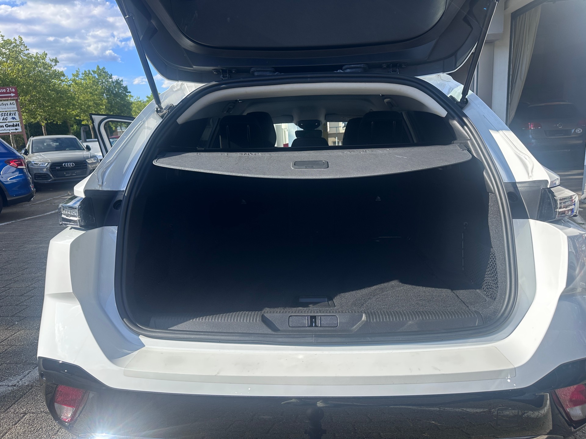 PEUGEOT 308 SW 1.5 BlueHDI Allure EAT8-image-18