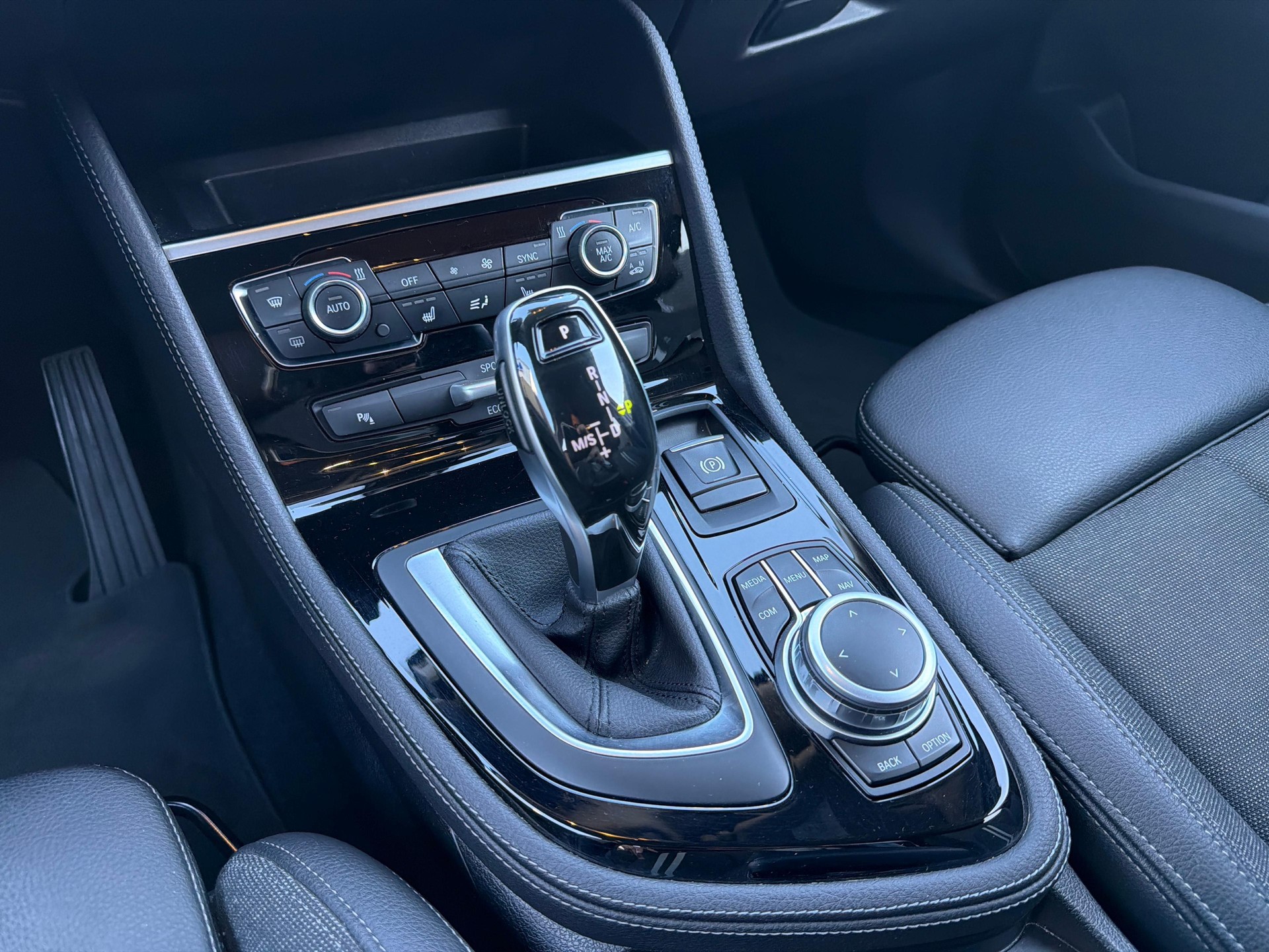 BMW 225i xDrive Sport Line Steptronic-image-15