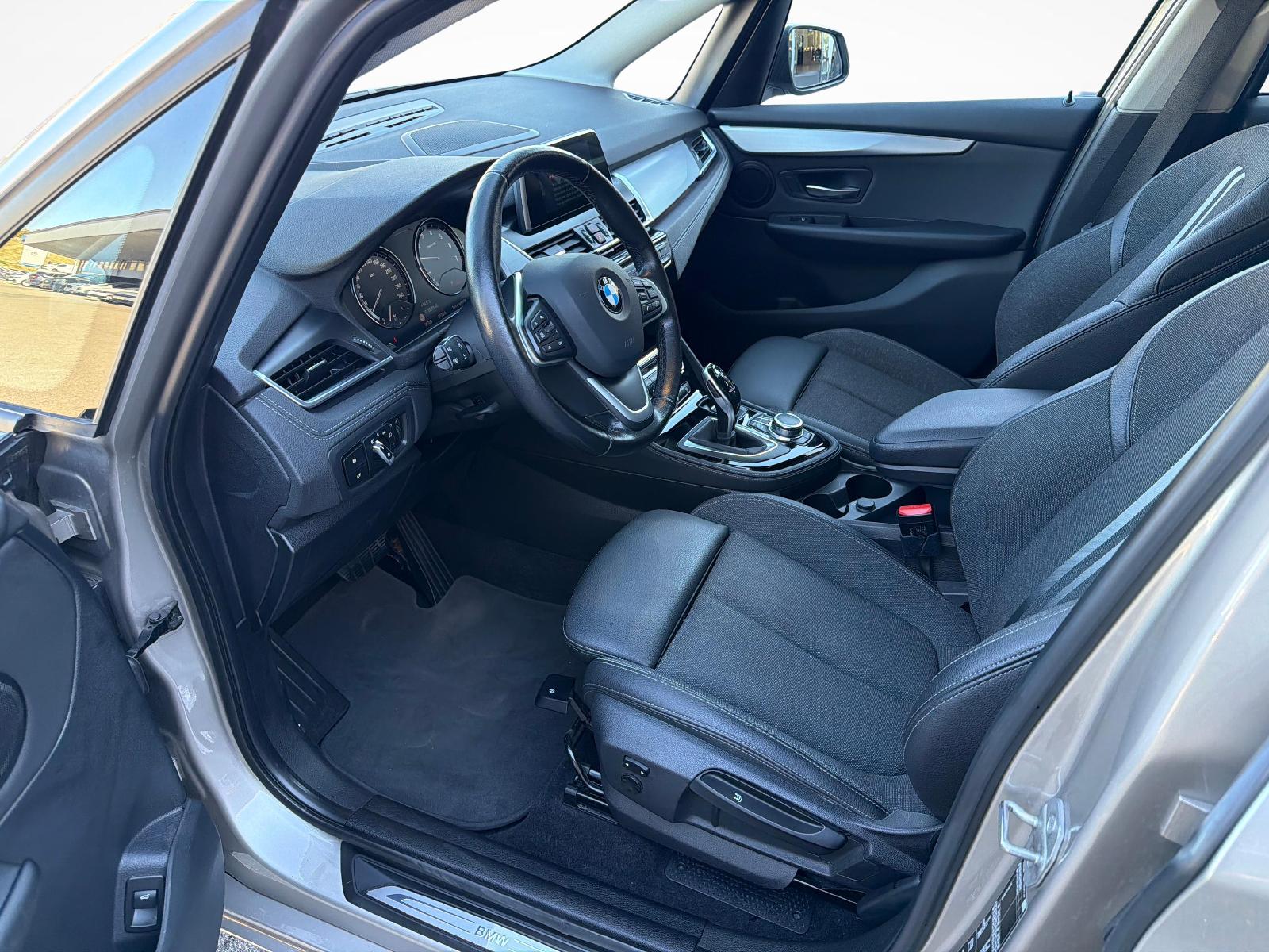 BMW 225i xDrive Sport Line Steptronic-image-8