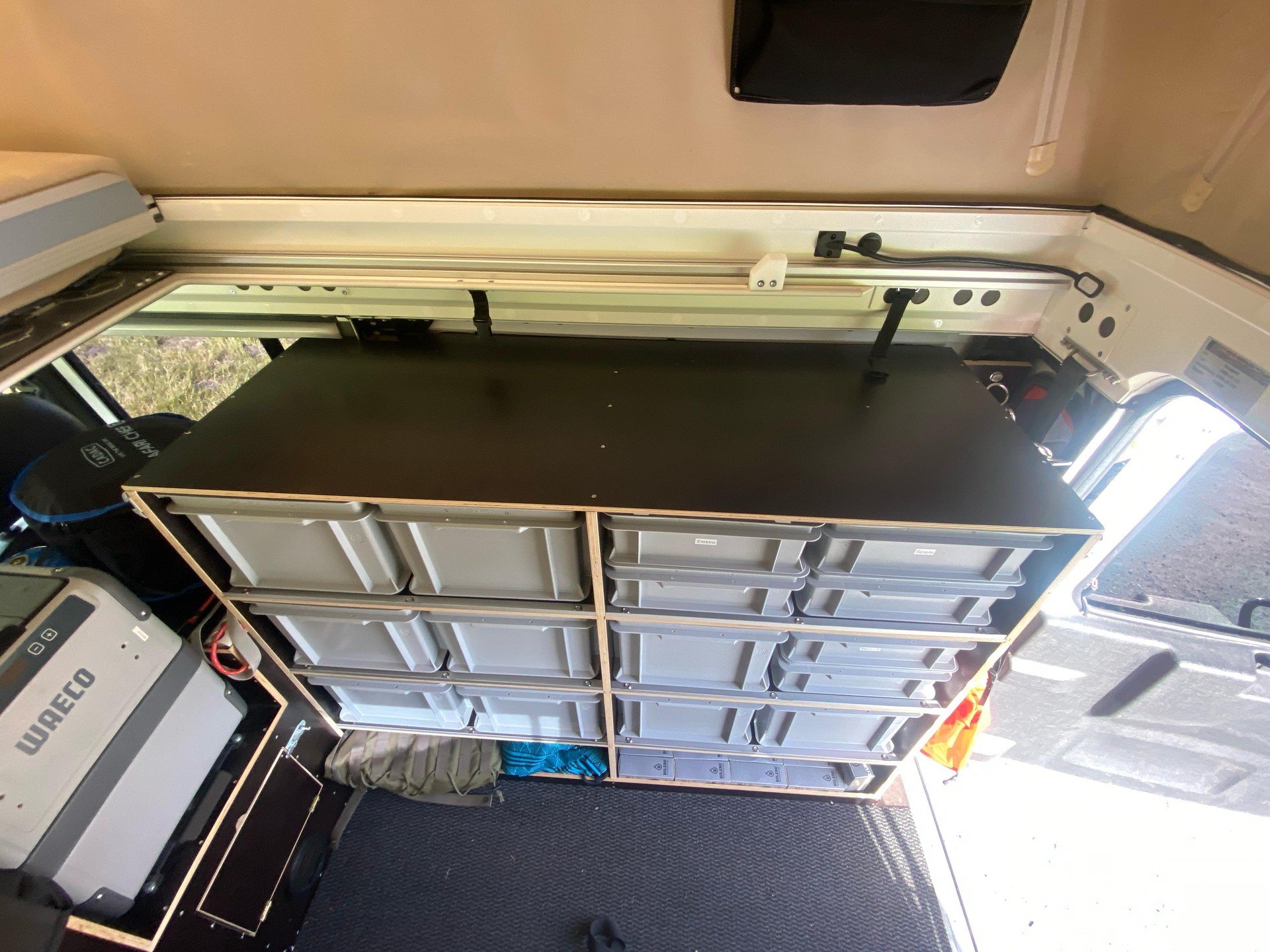LAND ROVER Defender 110 2.4 Td4 Station Wagon-image-5