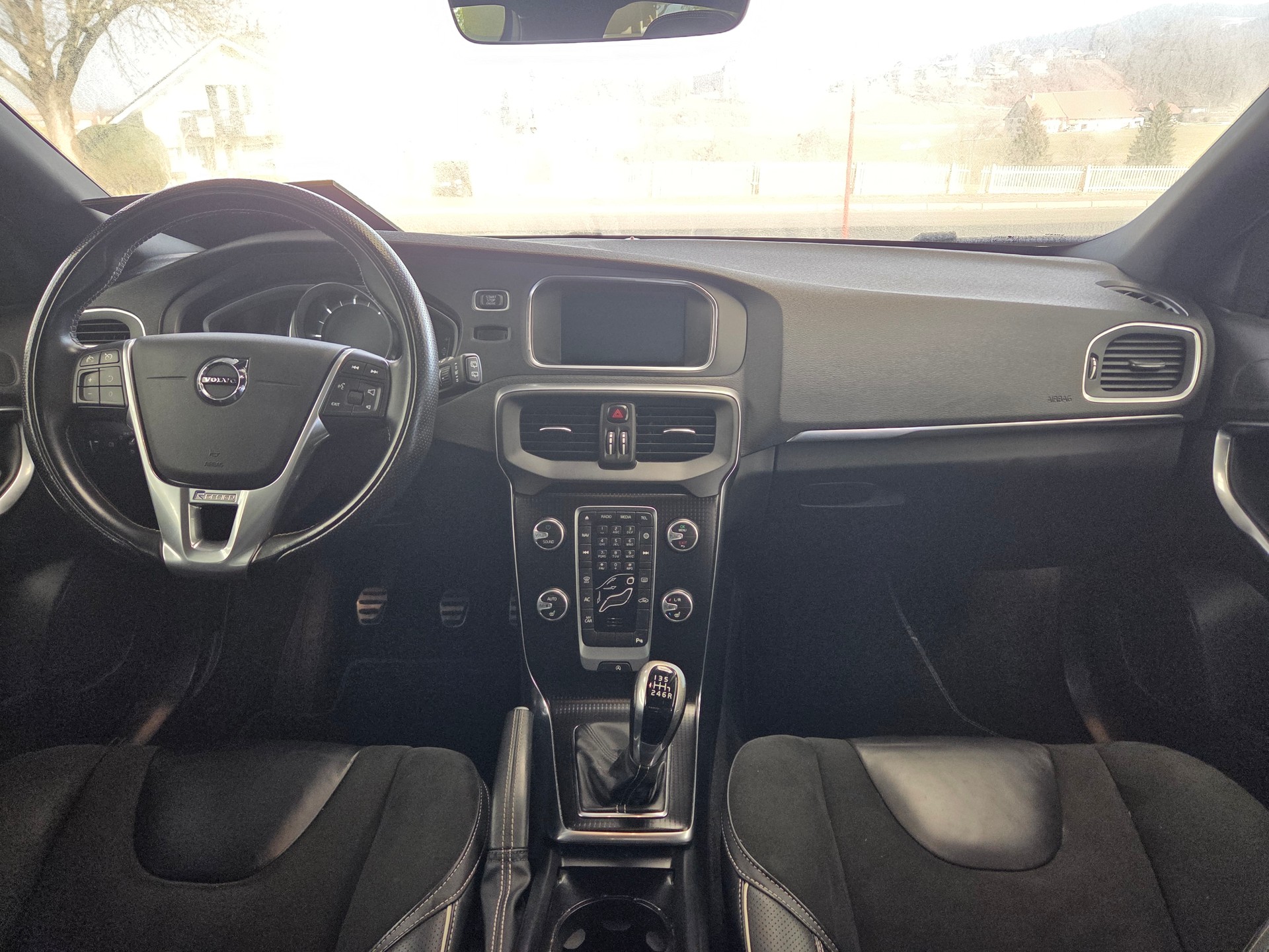 VOLVO V40 D2 Kinetic R-Design-image-12