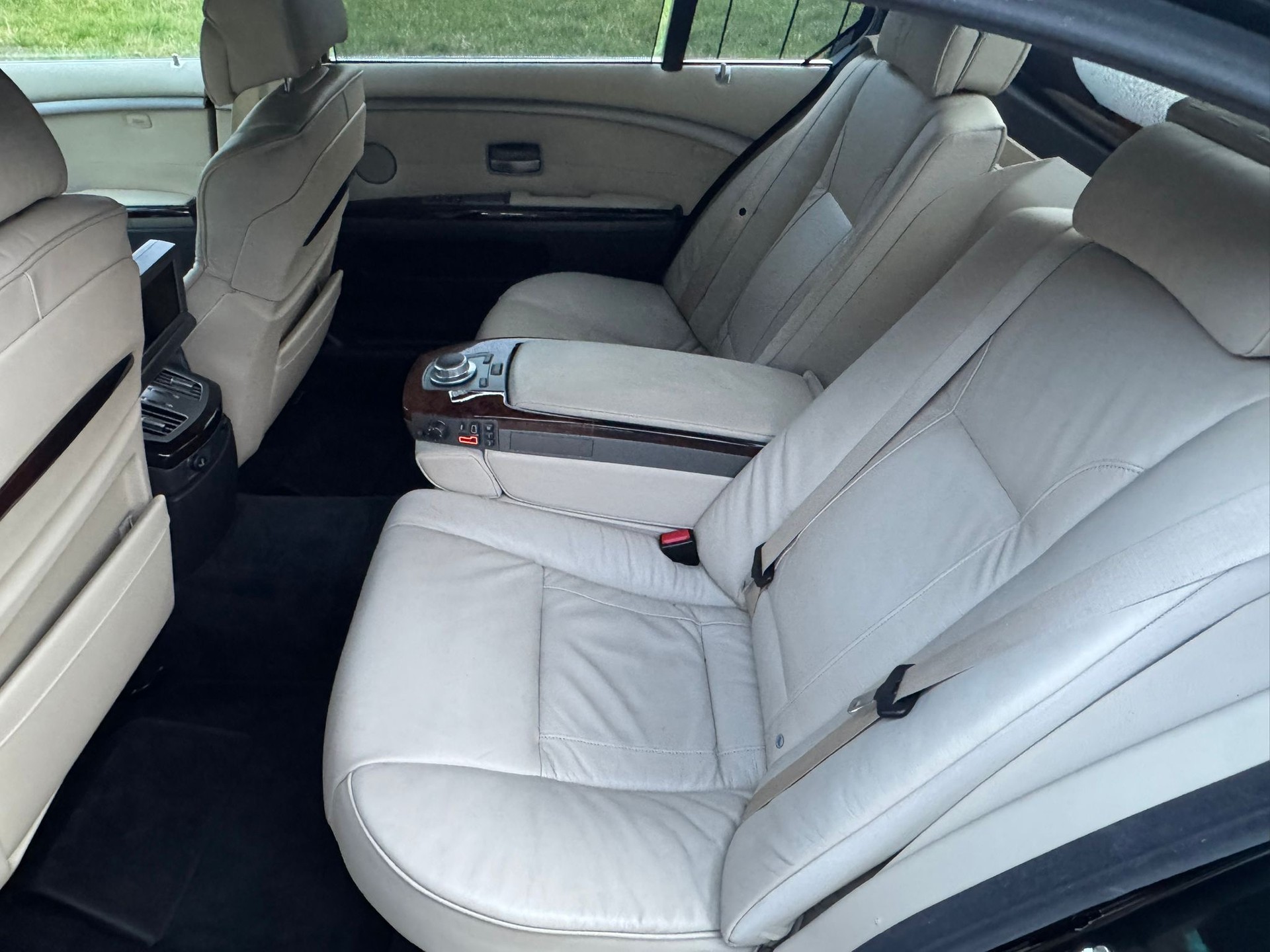 BMW 760i L-image-11