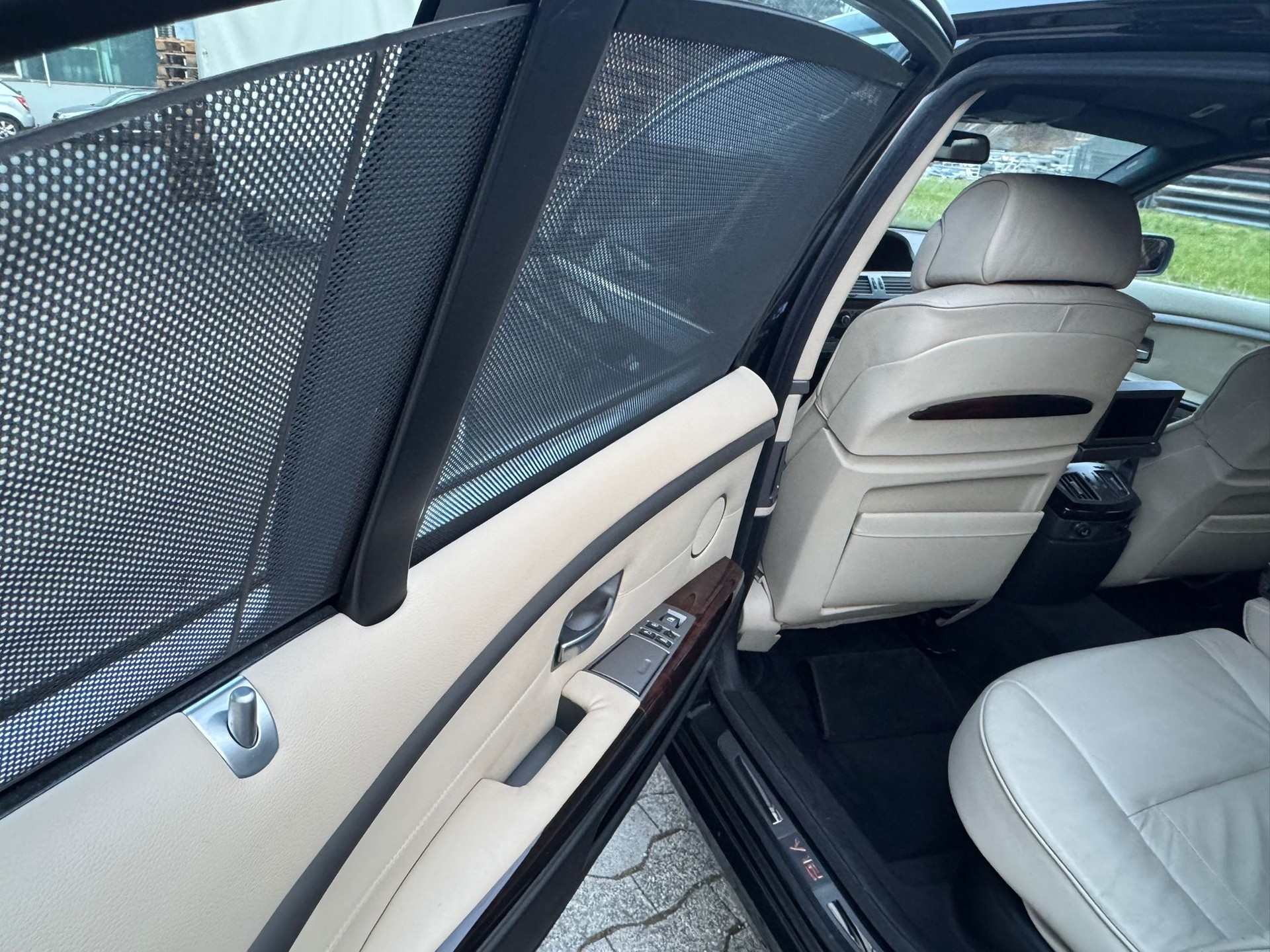 BMW 760i L-image-4