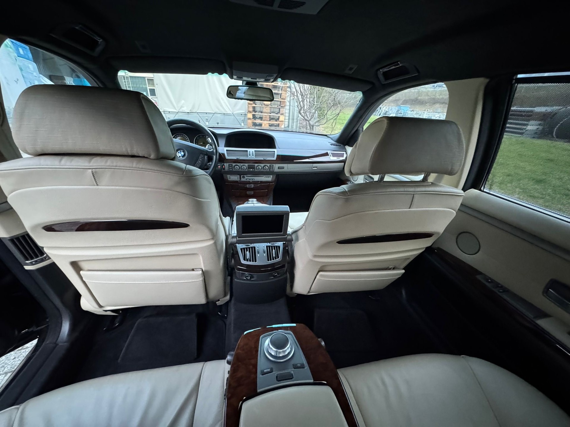 BMW 760i L-image-9