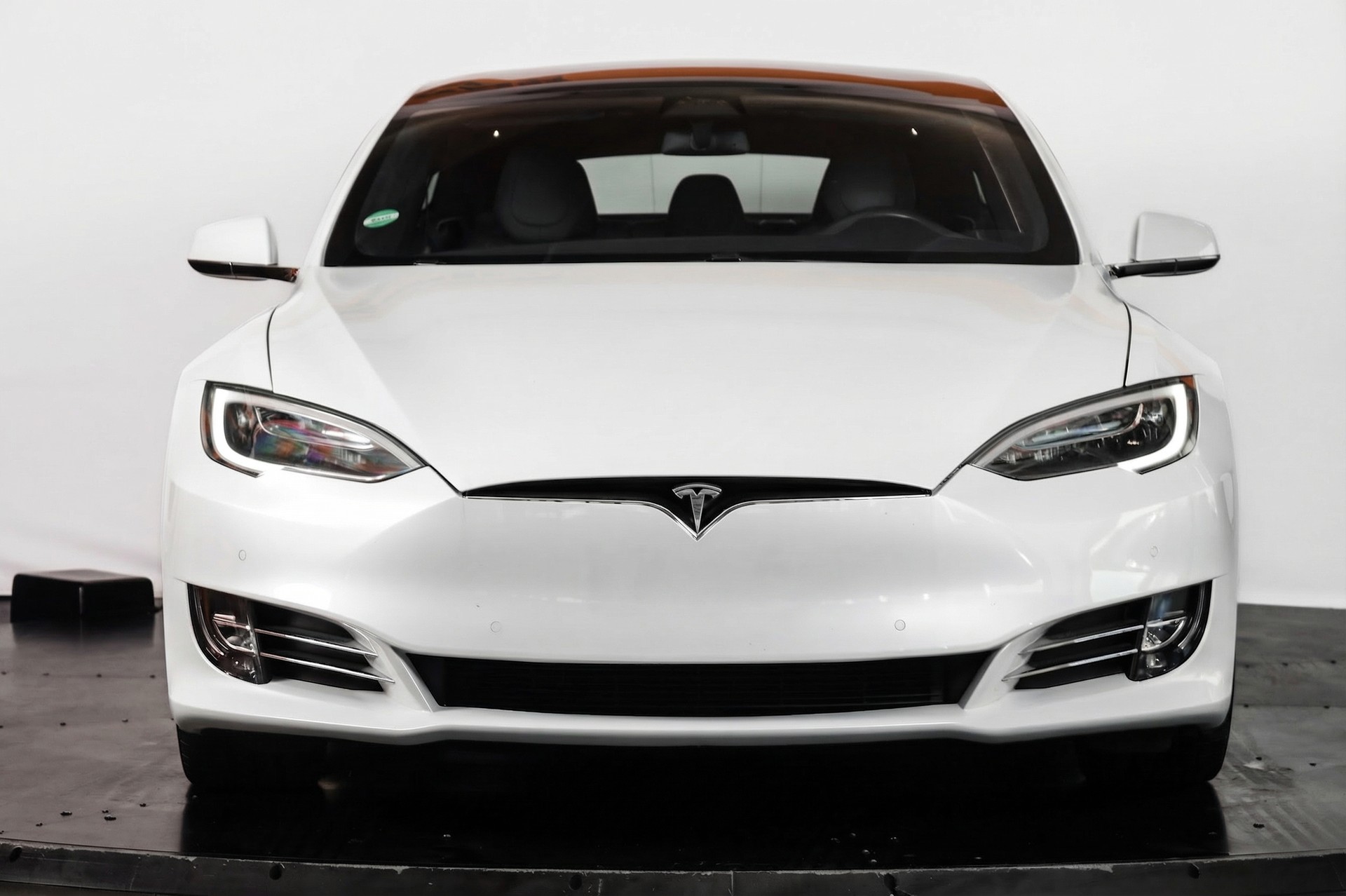 TESLA Model S 100 D Performance-showroom-element-1