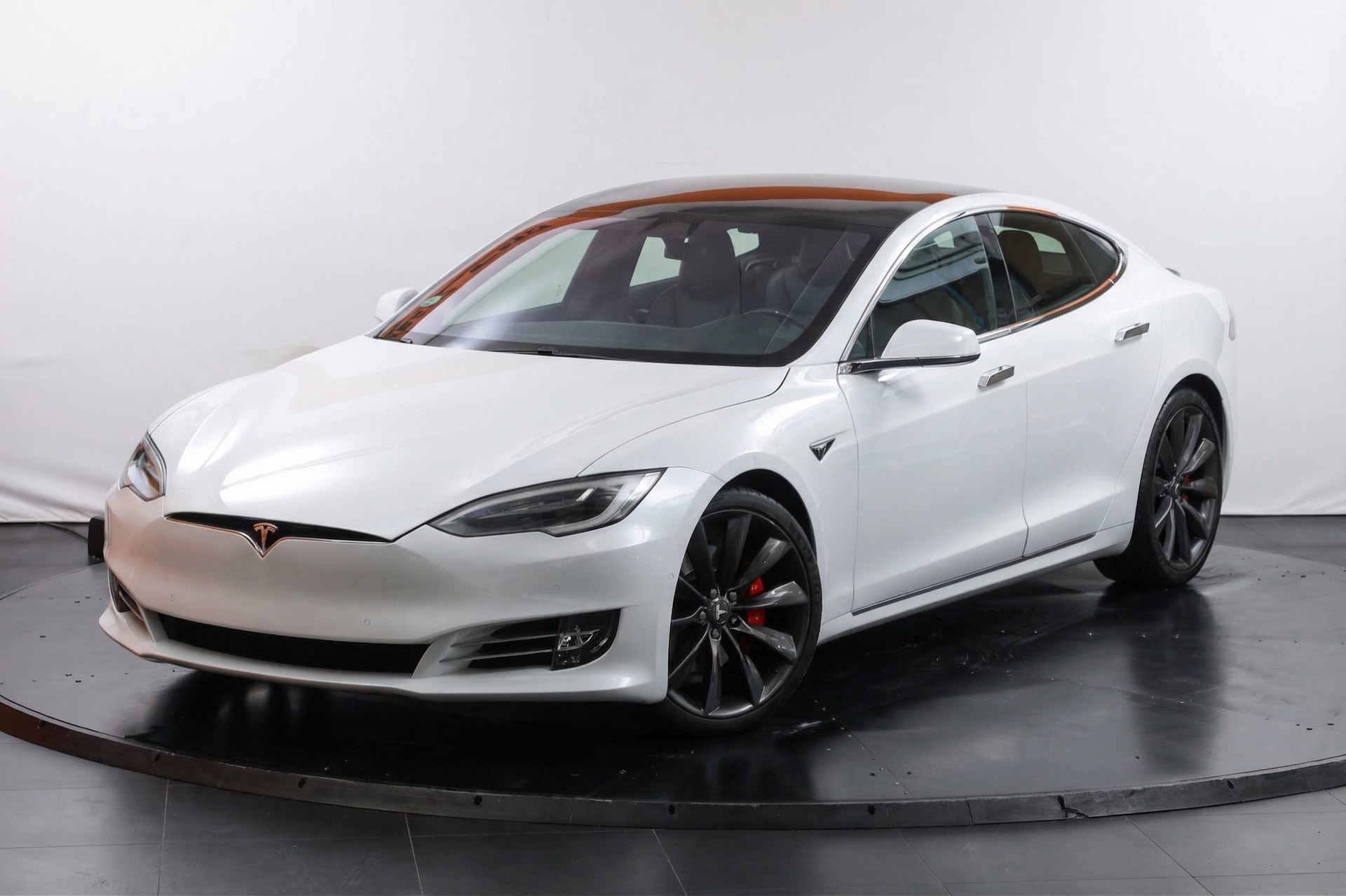 TESLA Model S 100 D Performance-showroom-element-2