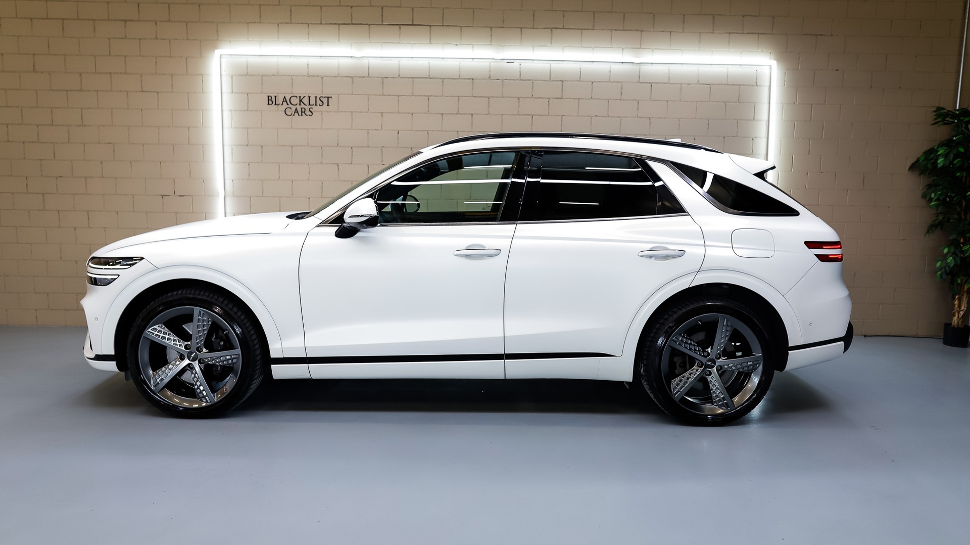 GENESIS GV70 2.5 TGDI Sport AT8 AWD Matterhorn White-showroom-element-3