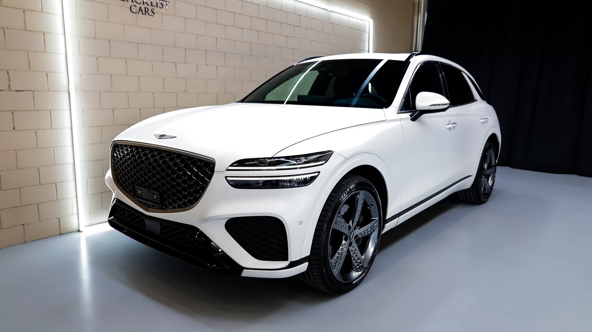 GENESIS GV70 2.5 TGDI Sport AT8 AWD Matterhorn White-showroom-element-1