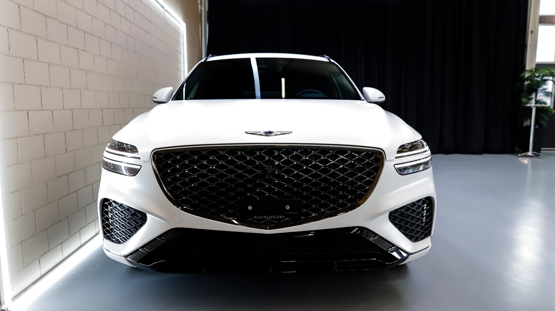 GENESIS GV70 2.5 TGDI Sport AT8 AWD Matterhorn White-showroom-element-2