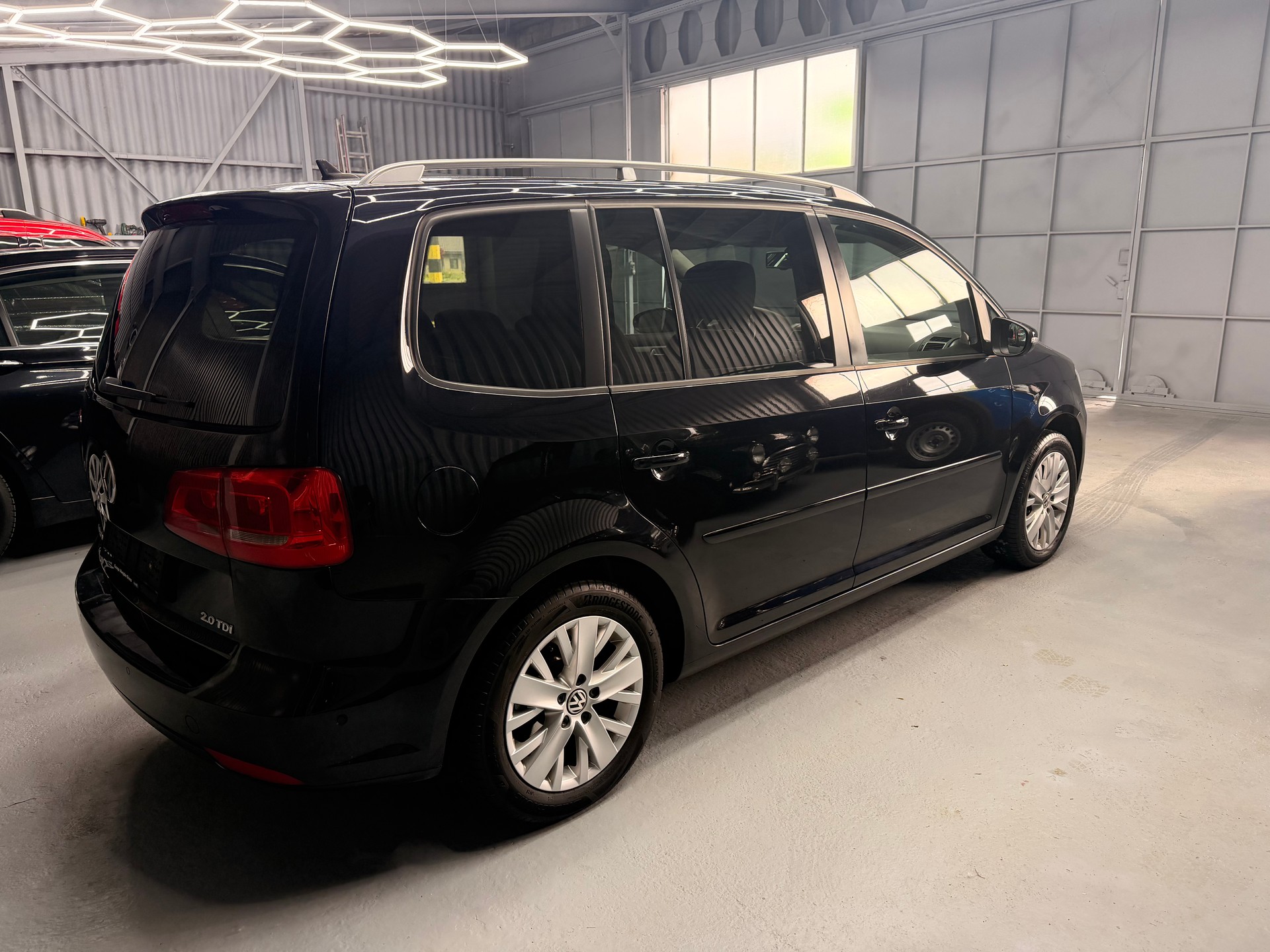 VW Touran 2.0 TDI Highline-showroom-element-2