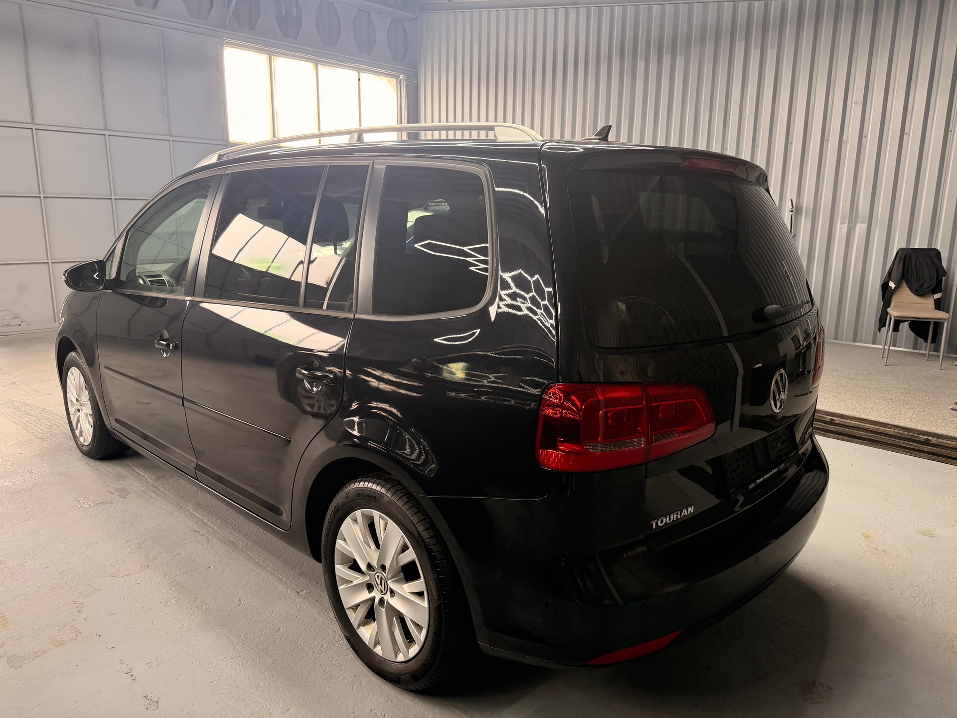 VW Touran 2.0 TDI Highline-showroom-element-1