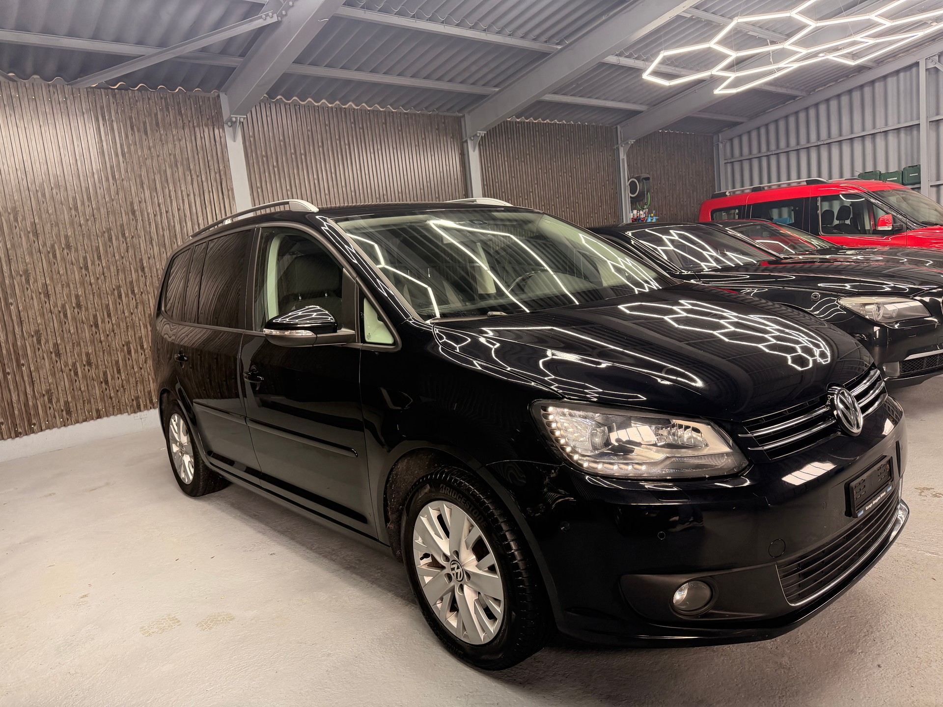 VW Touran 2.0 TDI Highline-showroom-element-3