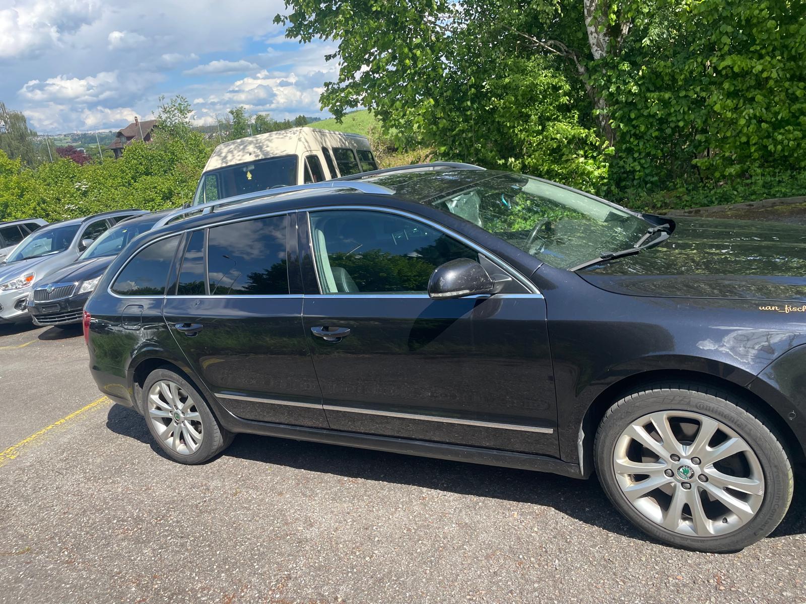 SKODA Superb Combi 2.0 TDi Ambition DSG-image-1