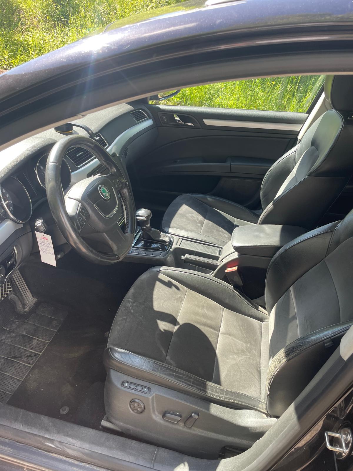 SKODA Superb Combi 2.0 TDi Ambition DSG-image-8