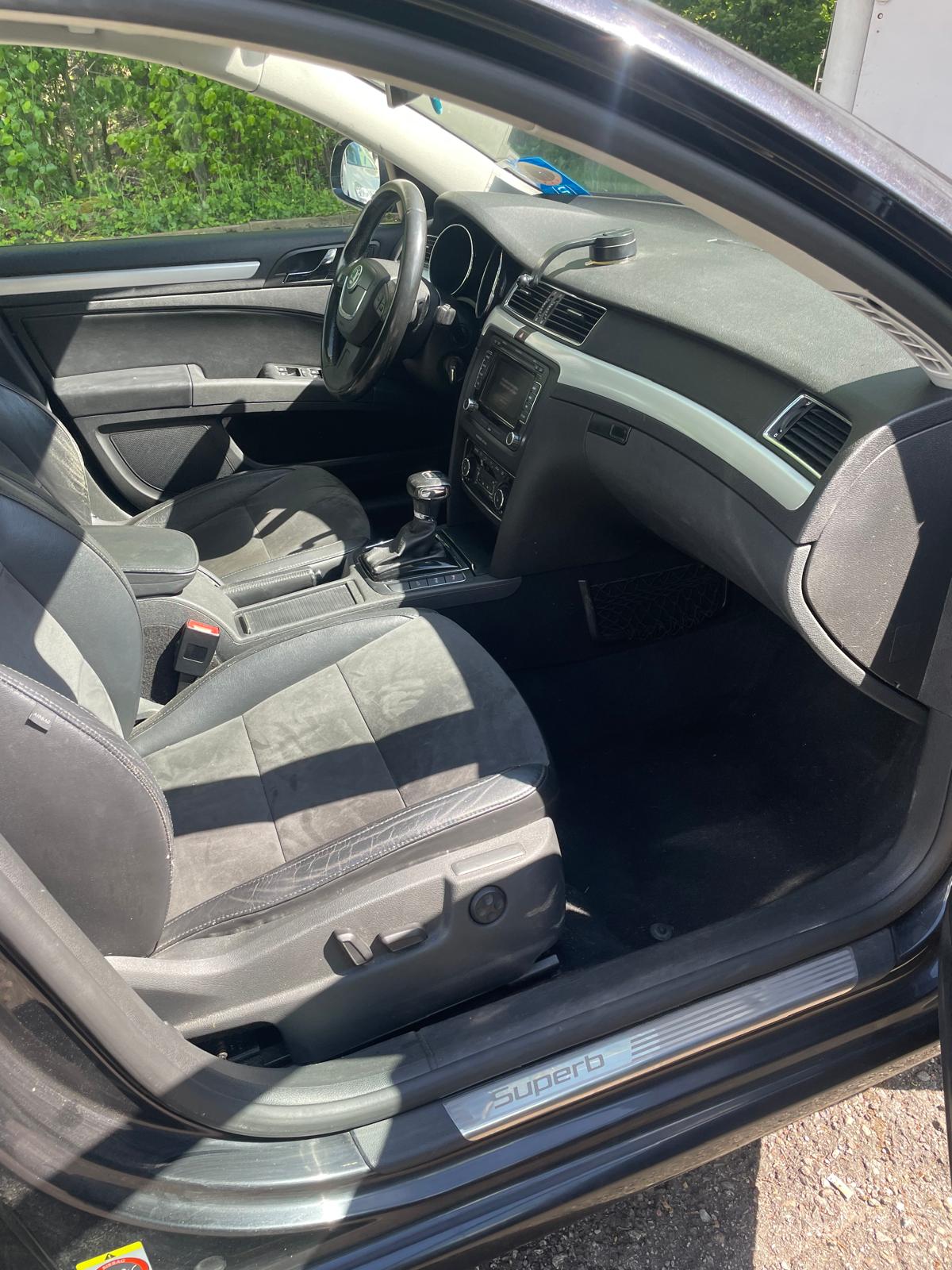 SKODA Superb Combi 2.0 TDi Ambition DSG-image-2