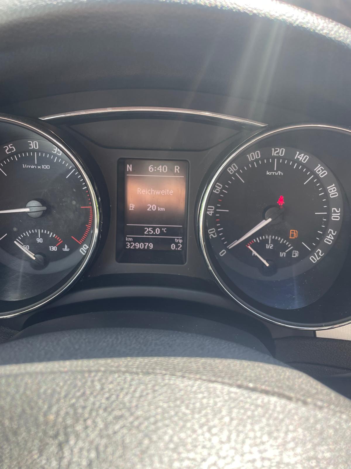 SKODA Superb Combi 2.0 TDi Ambition DSG-image-12