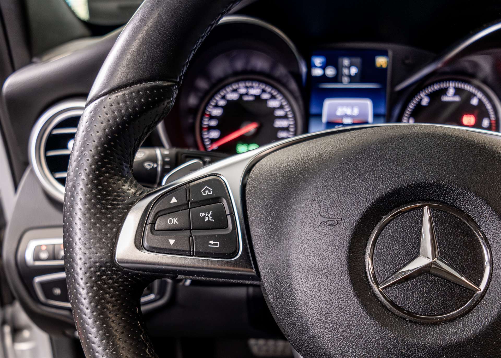 MERCEDES-BENZ C 250 d Swiss Star AMG Line 4Matic 9G-Tronic-image-7
