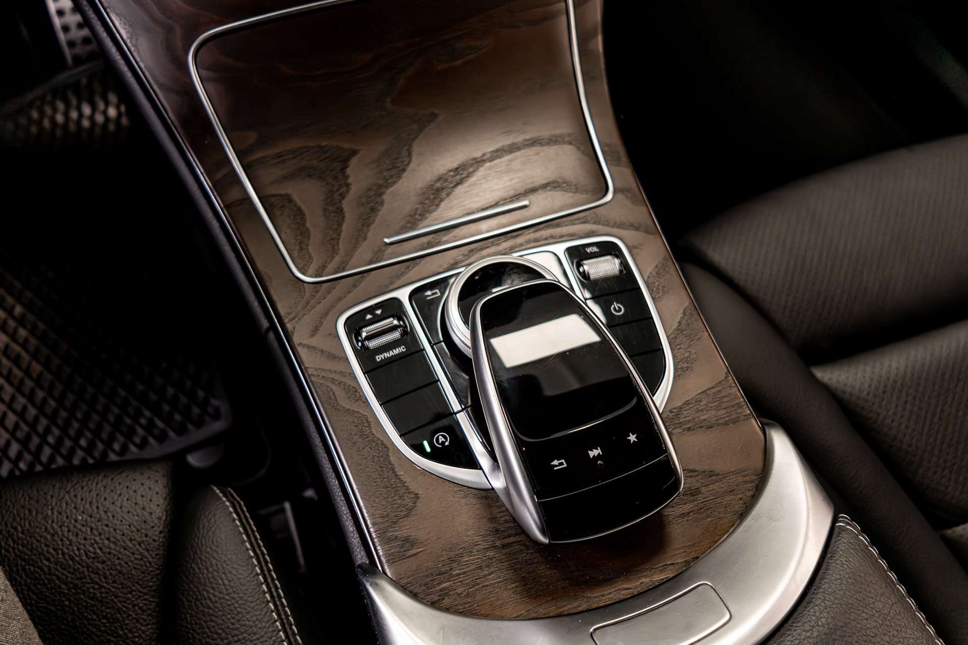 MERCEDES-BENZ C 250 d Swiss Star AMG Line 4Matic 9G-Tronic-image-16
