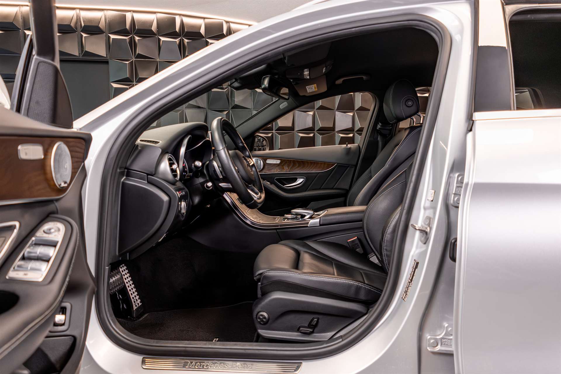 MERCEDES-BENZ C 250 d Swiss Star AMG Line 4Matic 9G-Tronic-image-9