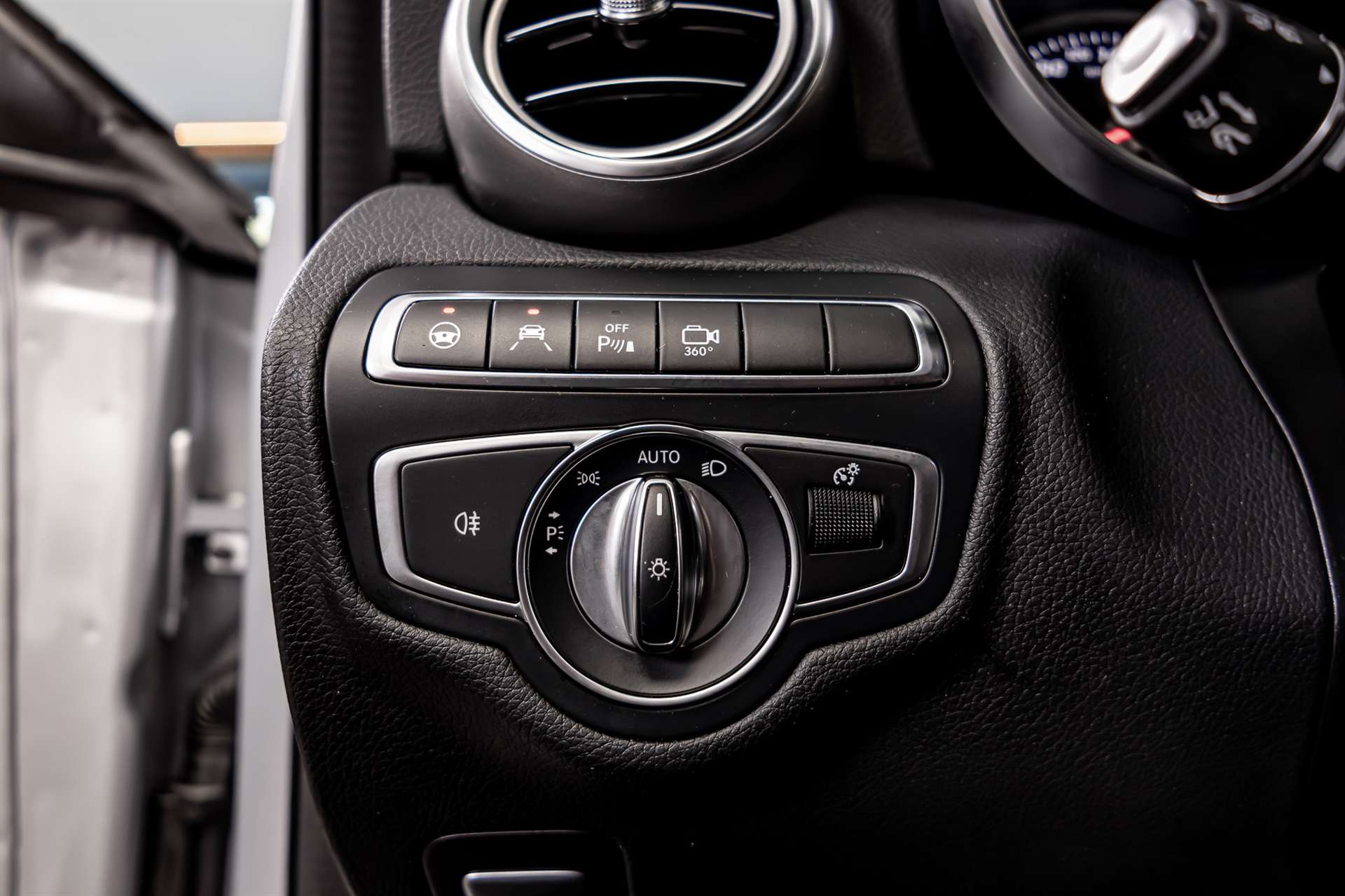 MERCEDES-BENZ C 250 d Swiss Star AMG Line 4Matic 9G-Tronic-image-18