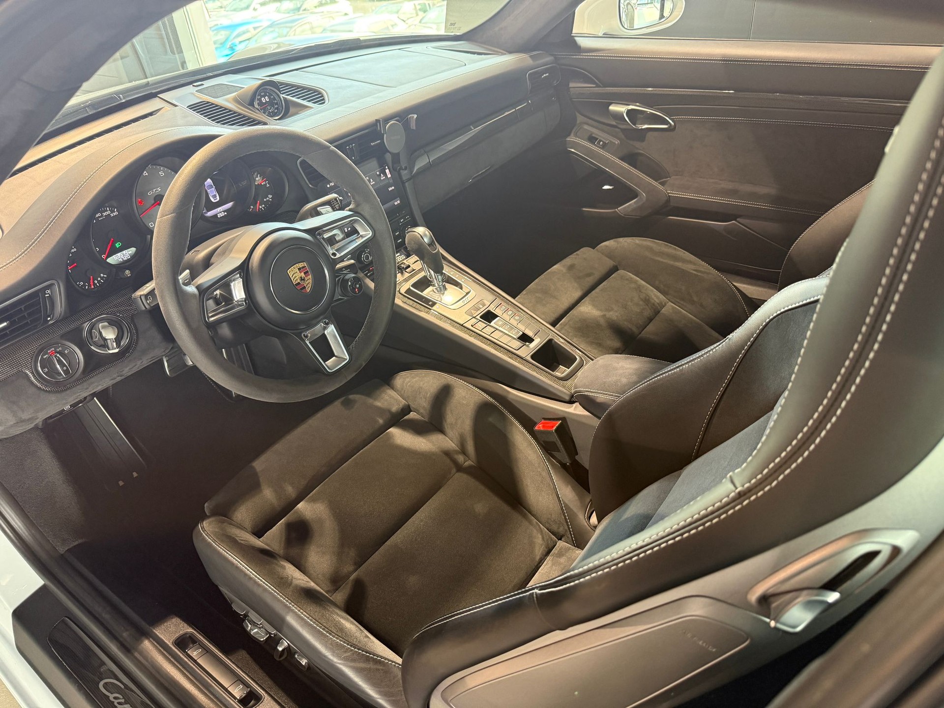 PORSCHE 911 Carrera 4 GTS PDK-image-12