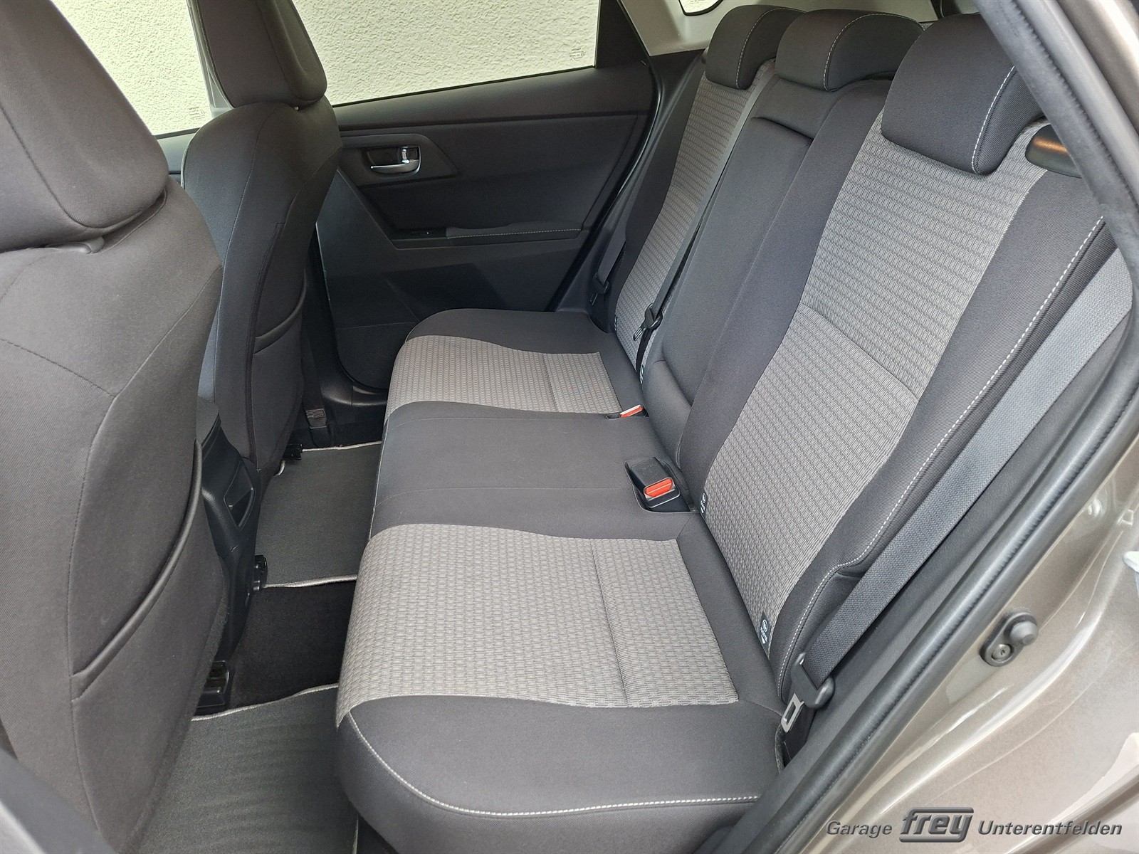 TOYOTA Auris 1.8 HSD Trend e-CVT-image-12