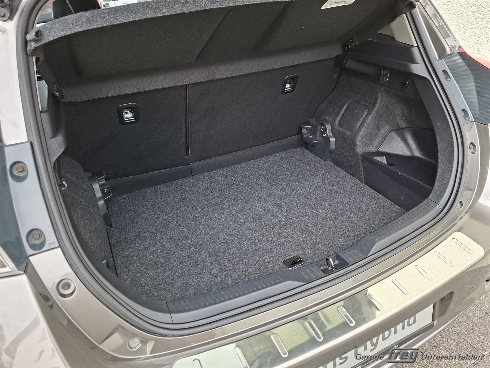 TOYOTA Auris 1.8 HSD Trend e-CVT-image-15