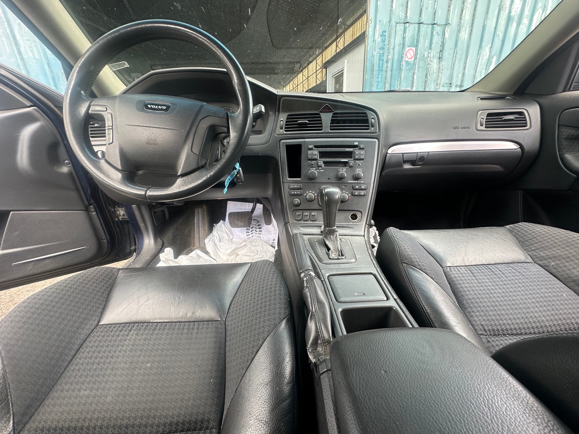 VOLVO V70 D5-image-8