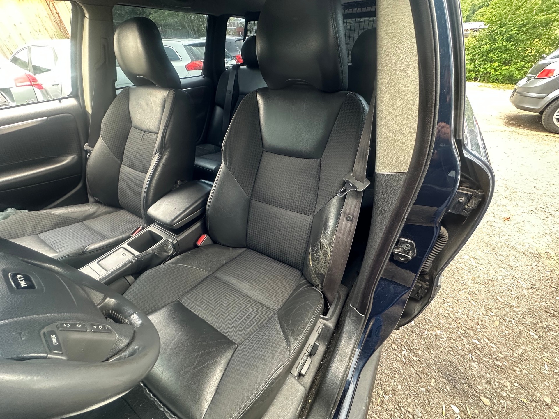 VOLVO V70 D5-image-9