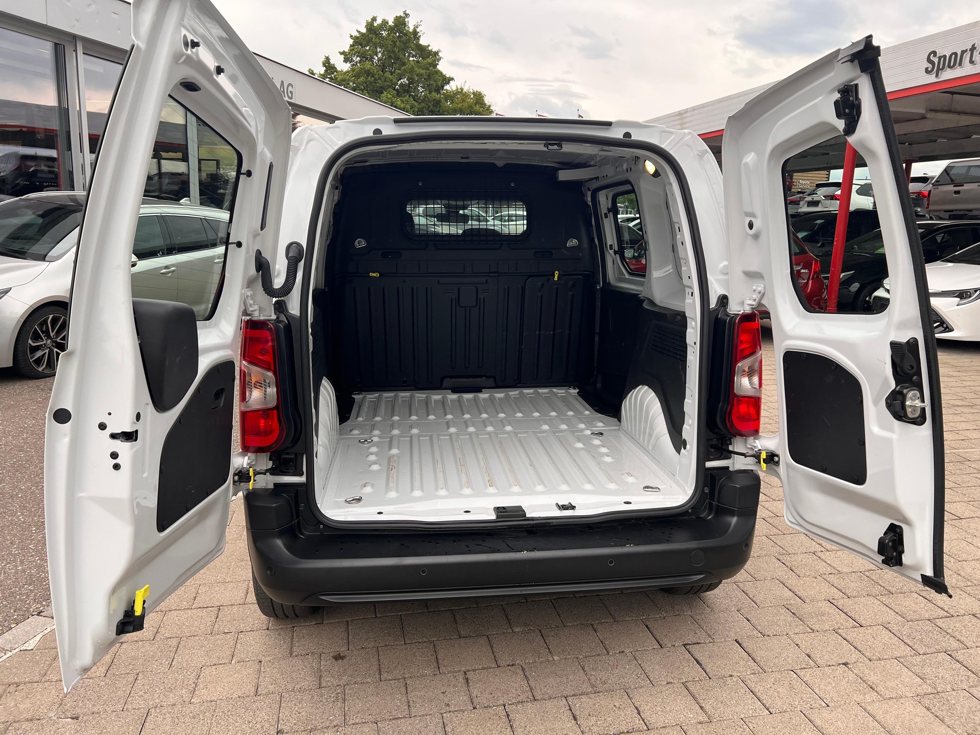 TOYOTA PROACE CITY Van L1 1.2 Active-image-6