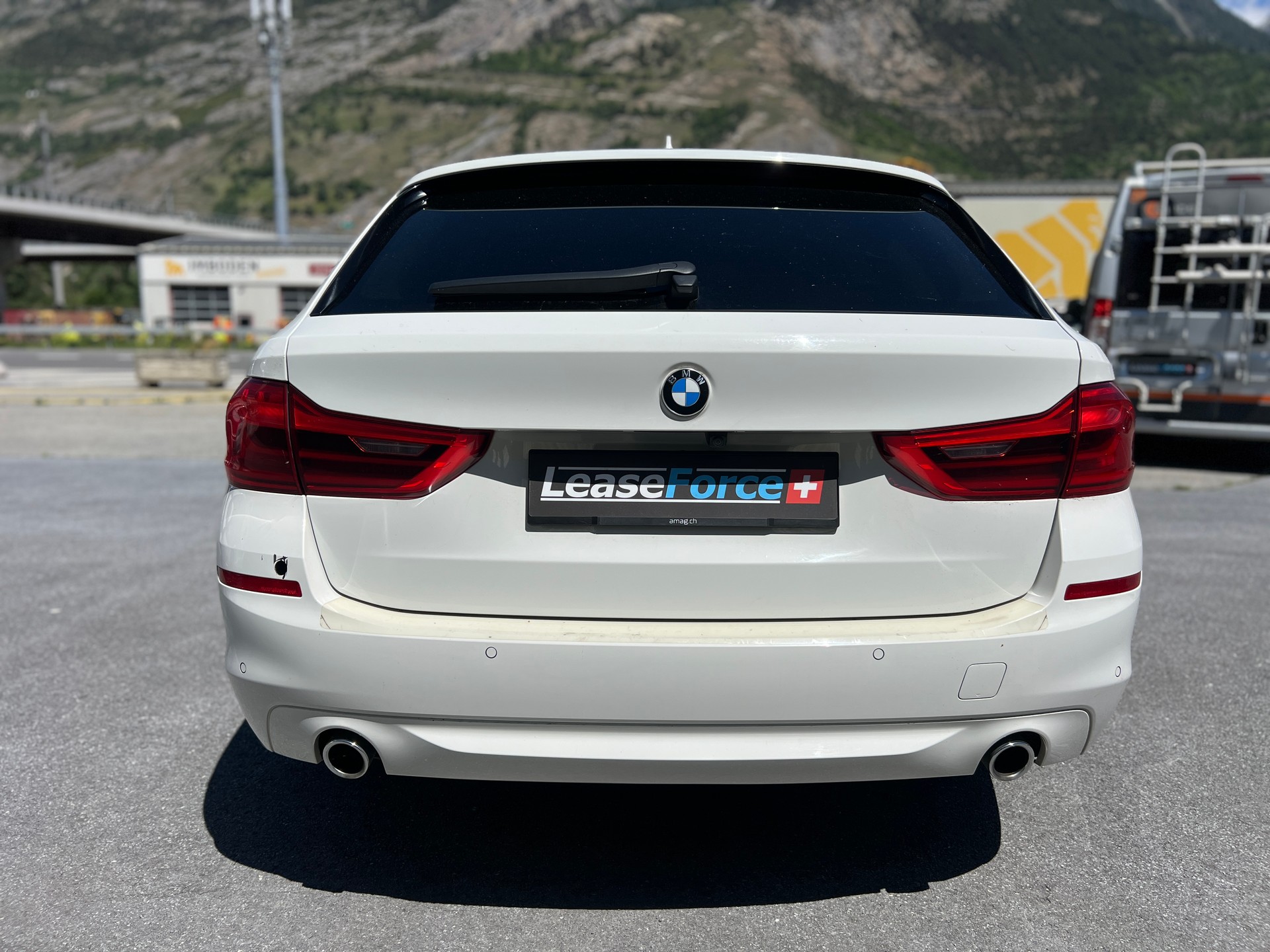 BMW 520d xDrive Touring Steptronic-image-4