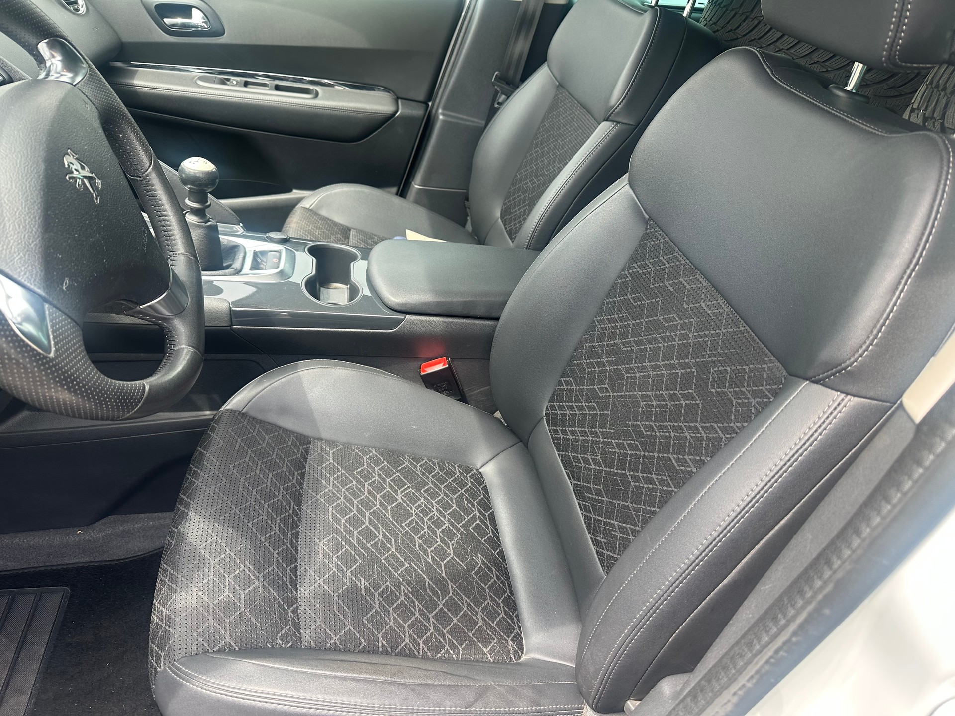 PEUGEOT 3008 1.2 Pure Tech Business Line-image-7