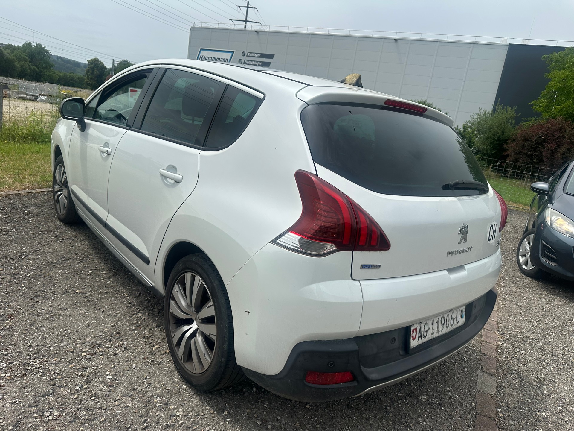 PEUGEOT 3008 1.2 Pure Tech Business Line-image-3