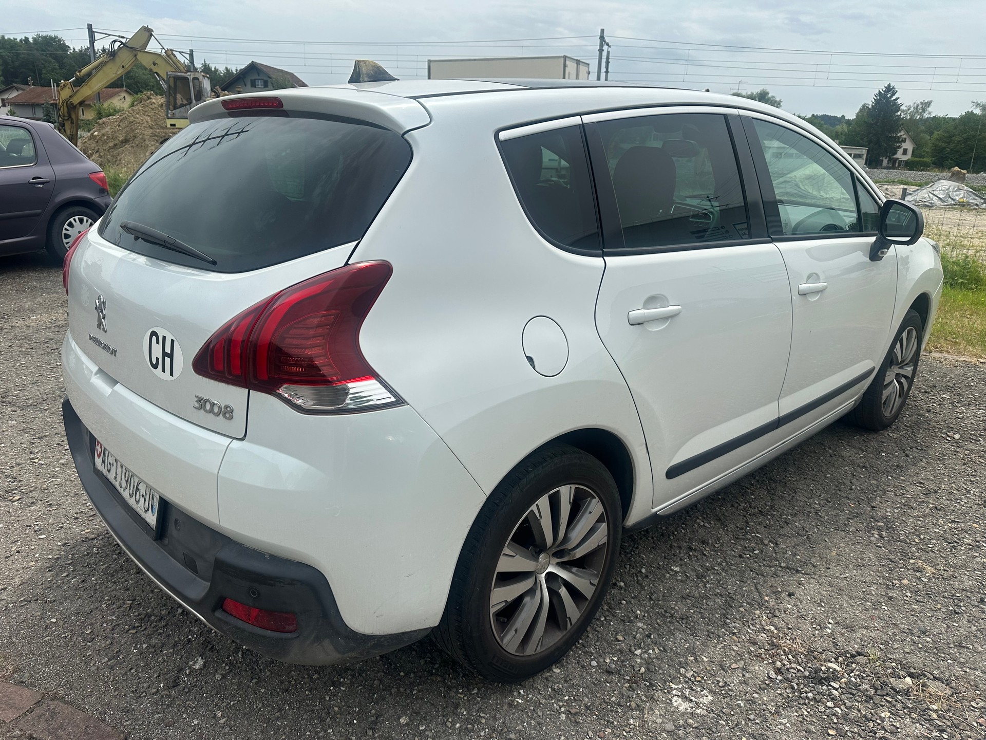 PEUGEOT 3008 1.2 Pure Tech Business Line-image-2