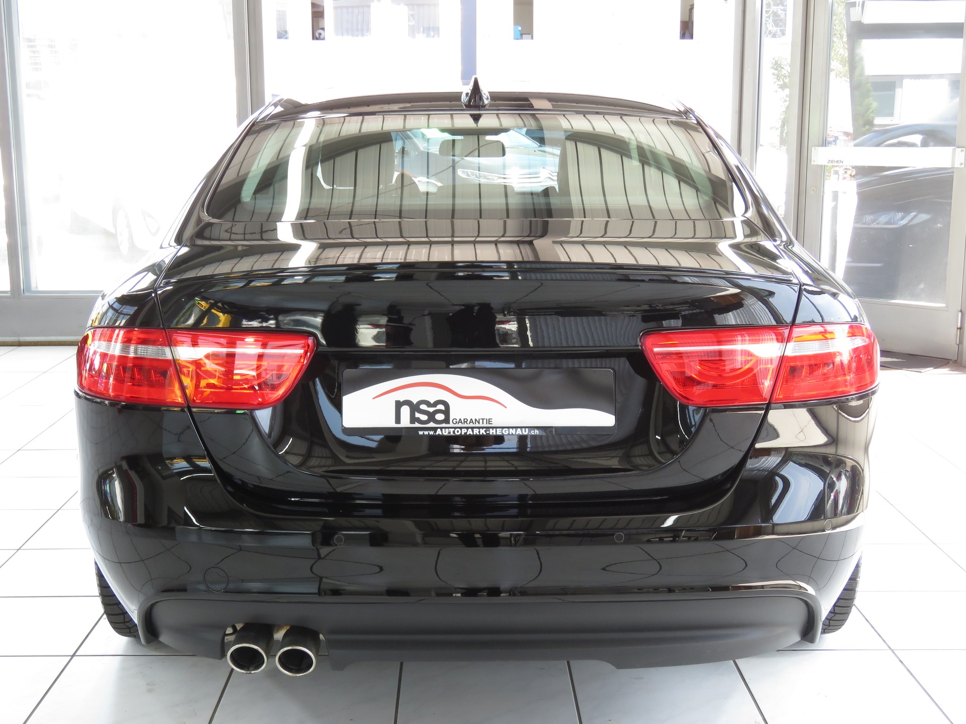 JAGUAR XE 20d R-Sport AWD Automat-image-4