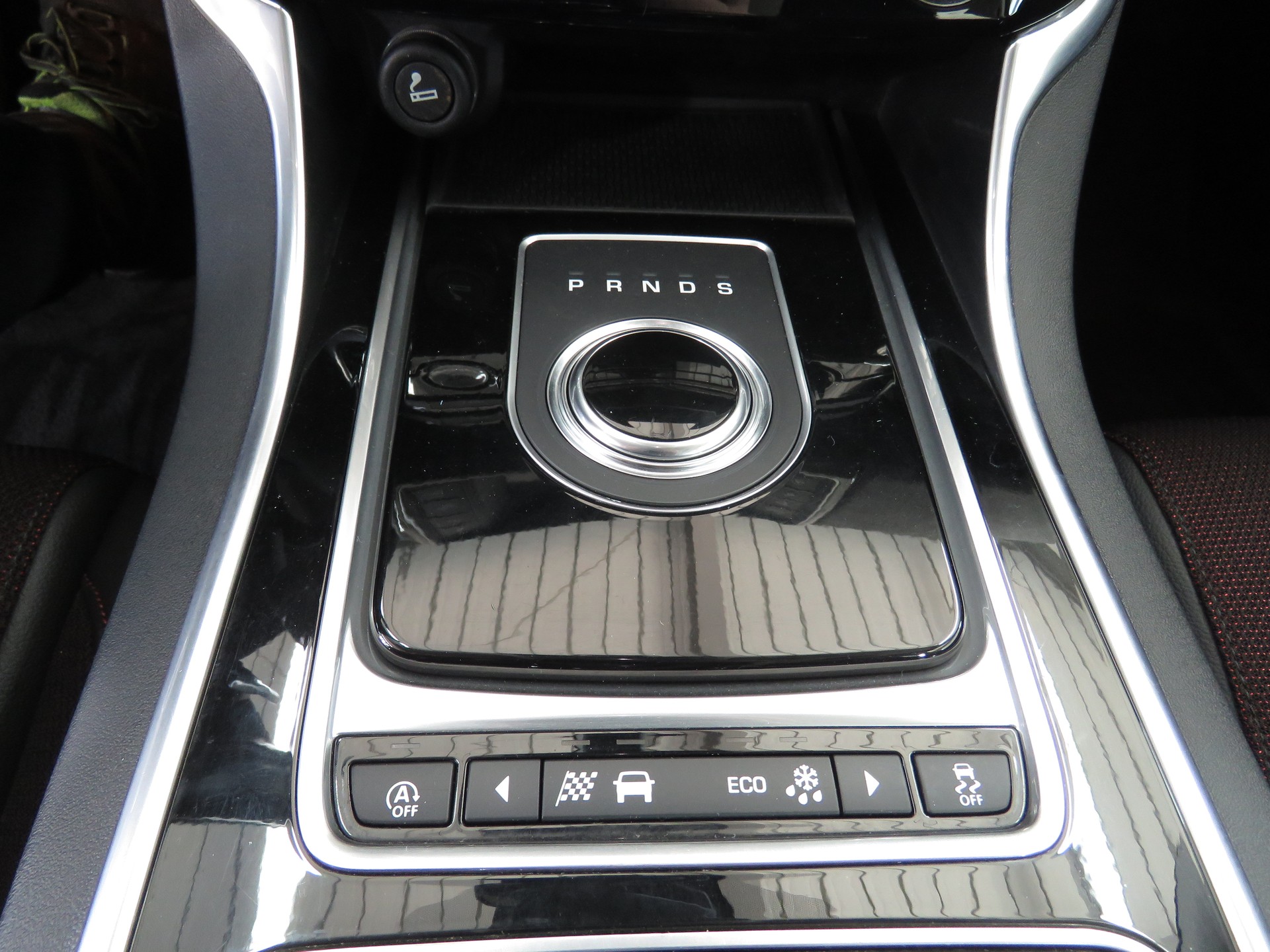 JAGUAR XE 20d R-Sport AWD Automat-image-14