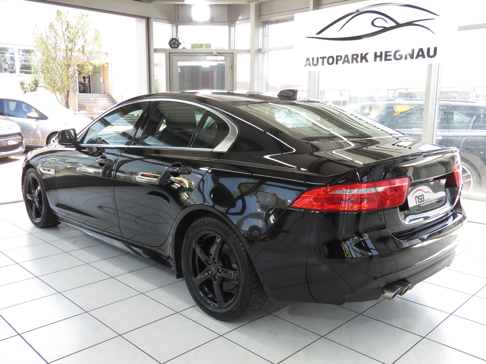 JAGUAR XE 20d R-Sport AWD Automat-image-5