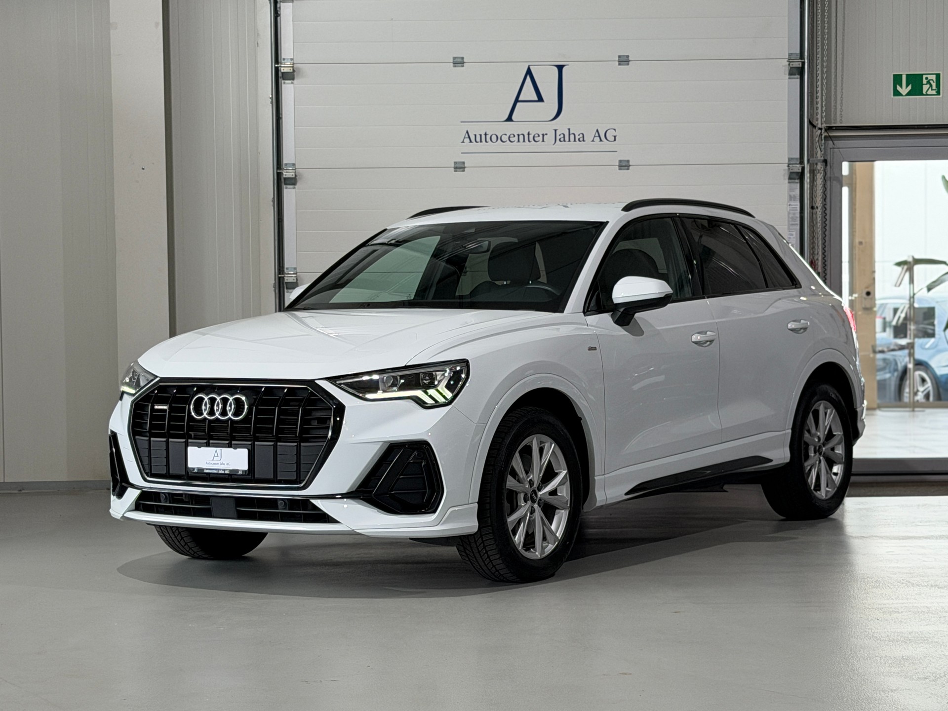 AUDI Q3 40 TDI S line quattro S-tronic (CH)-showroom-element-2