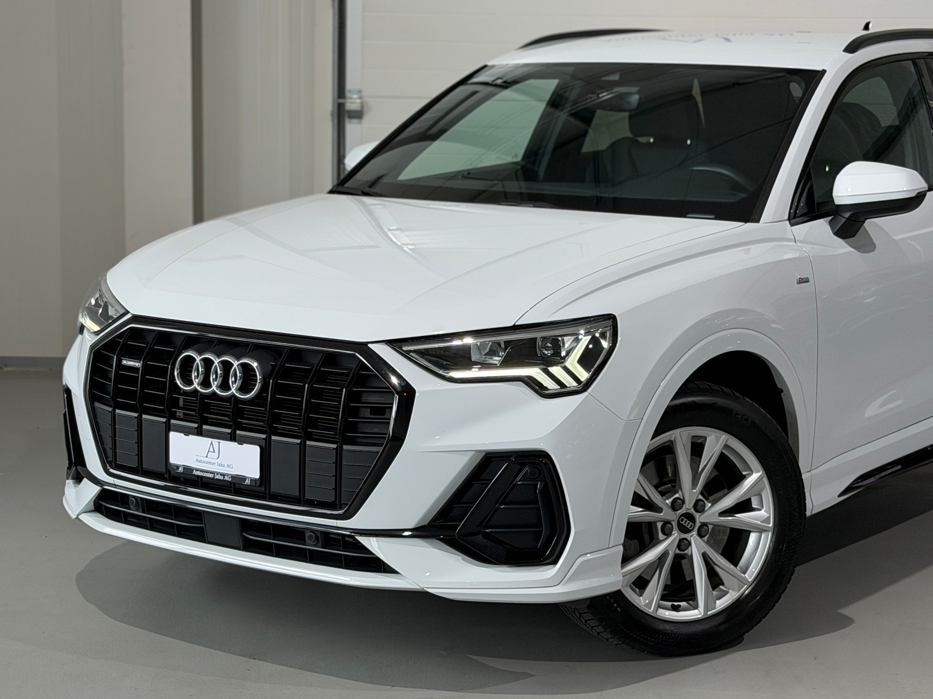 AUDI Q3 40 TDI S line quattro S-tronic (CH)-showroom-element-1