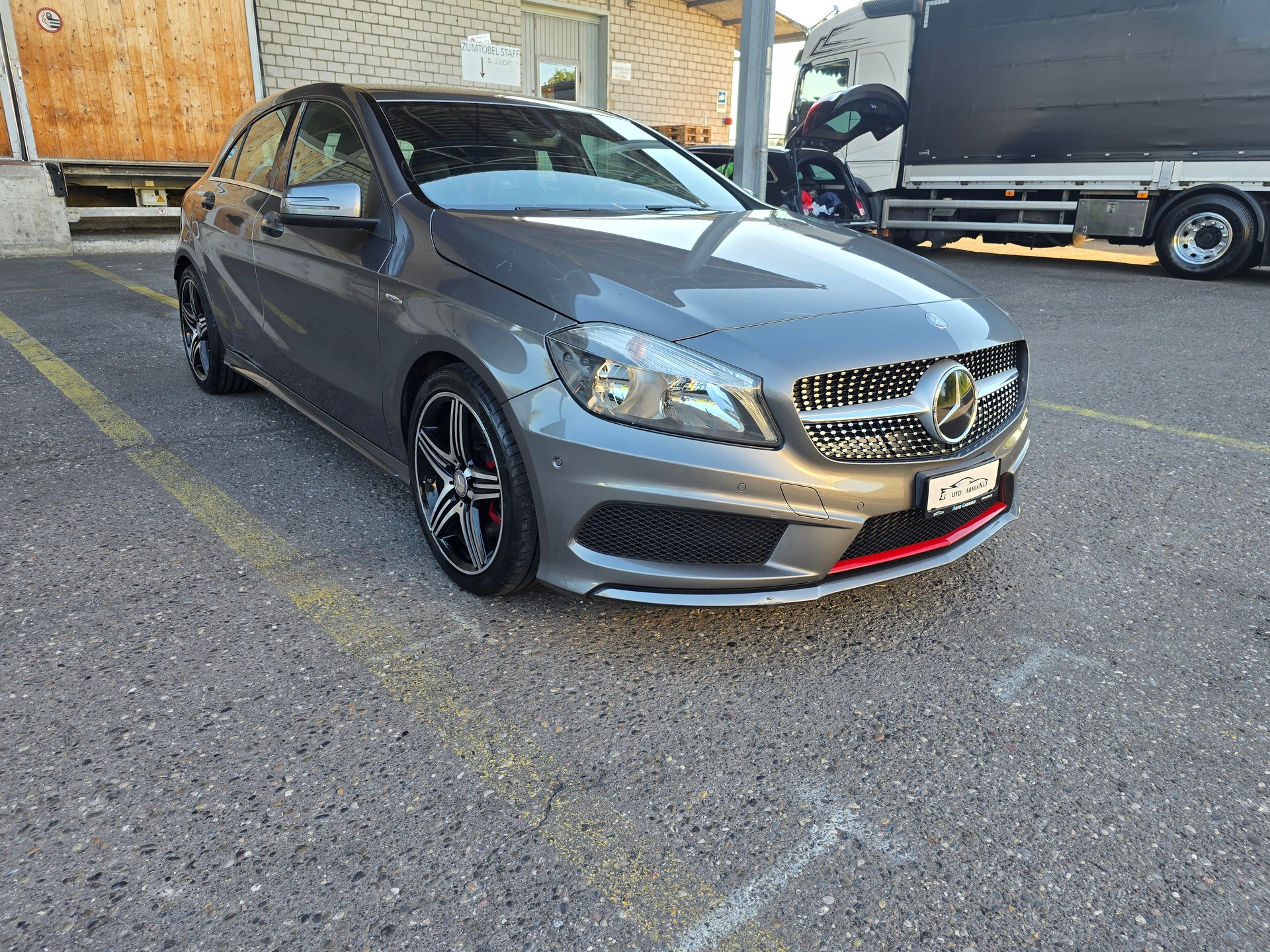 MERCEDES-BENZ A 250 AMG Line 4Matic 7G-DCT-showroom-element-1