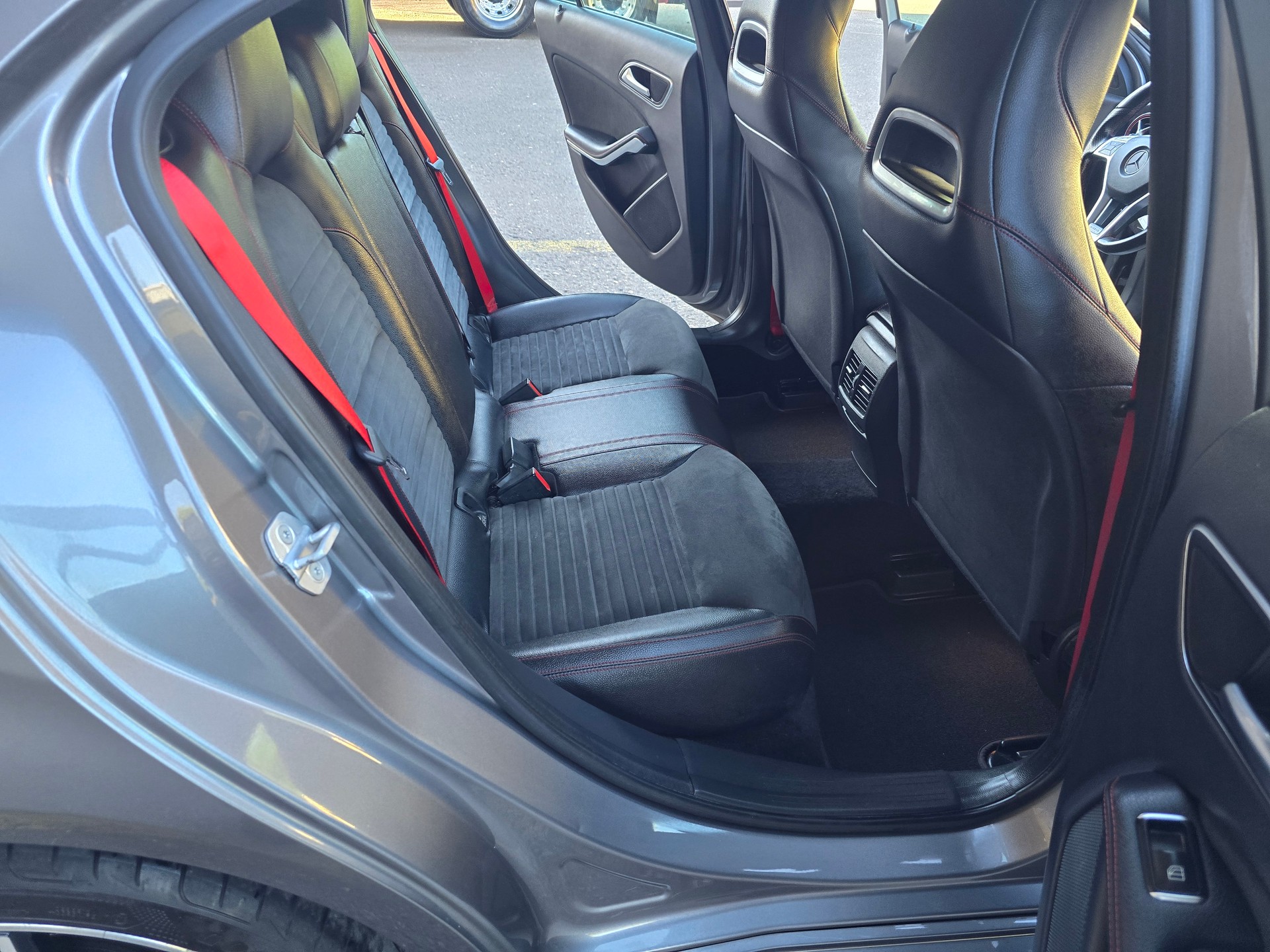 MERCEDES-BENZ A 250 AMG Line 4Matic 7G-DCT-image-14